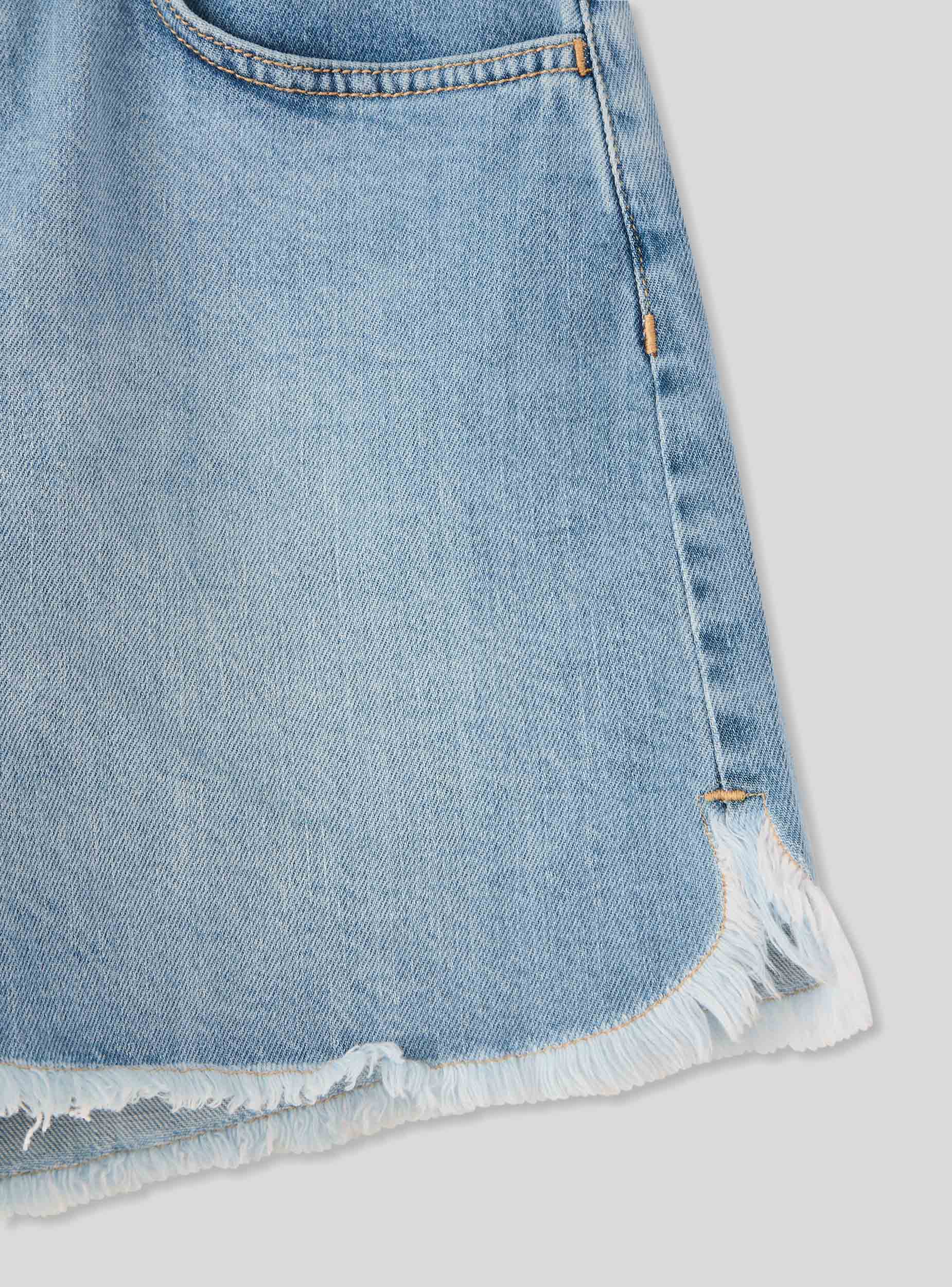 Shorts jeans sfrangiati con spacchetto - Image 6