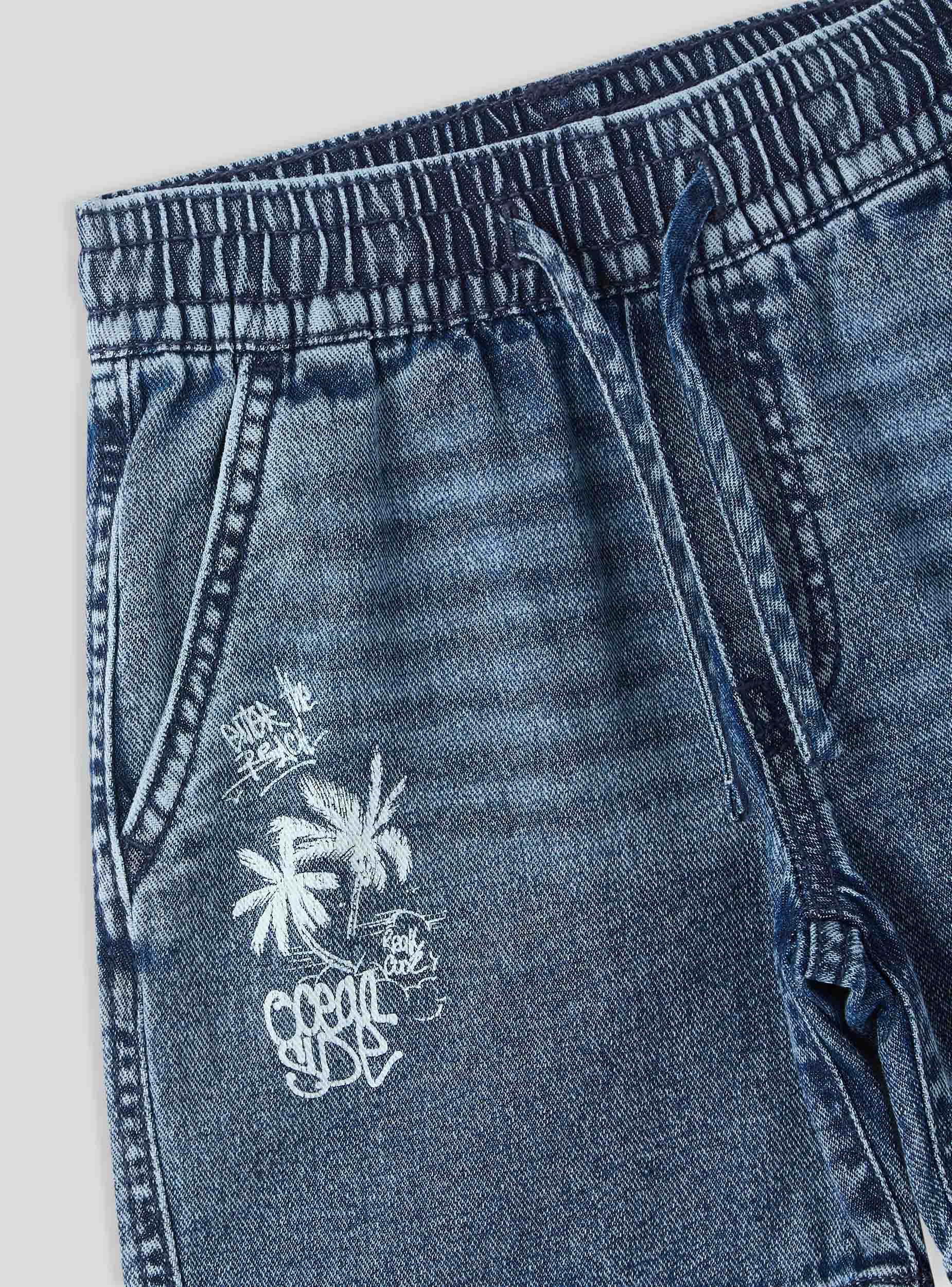 Shorts jogger in demim con stampa - Image 3