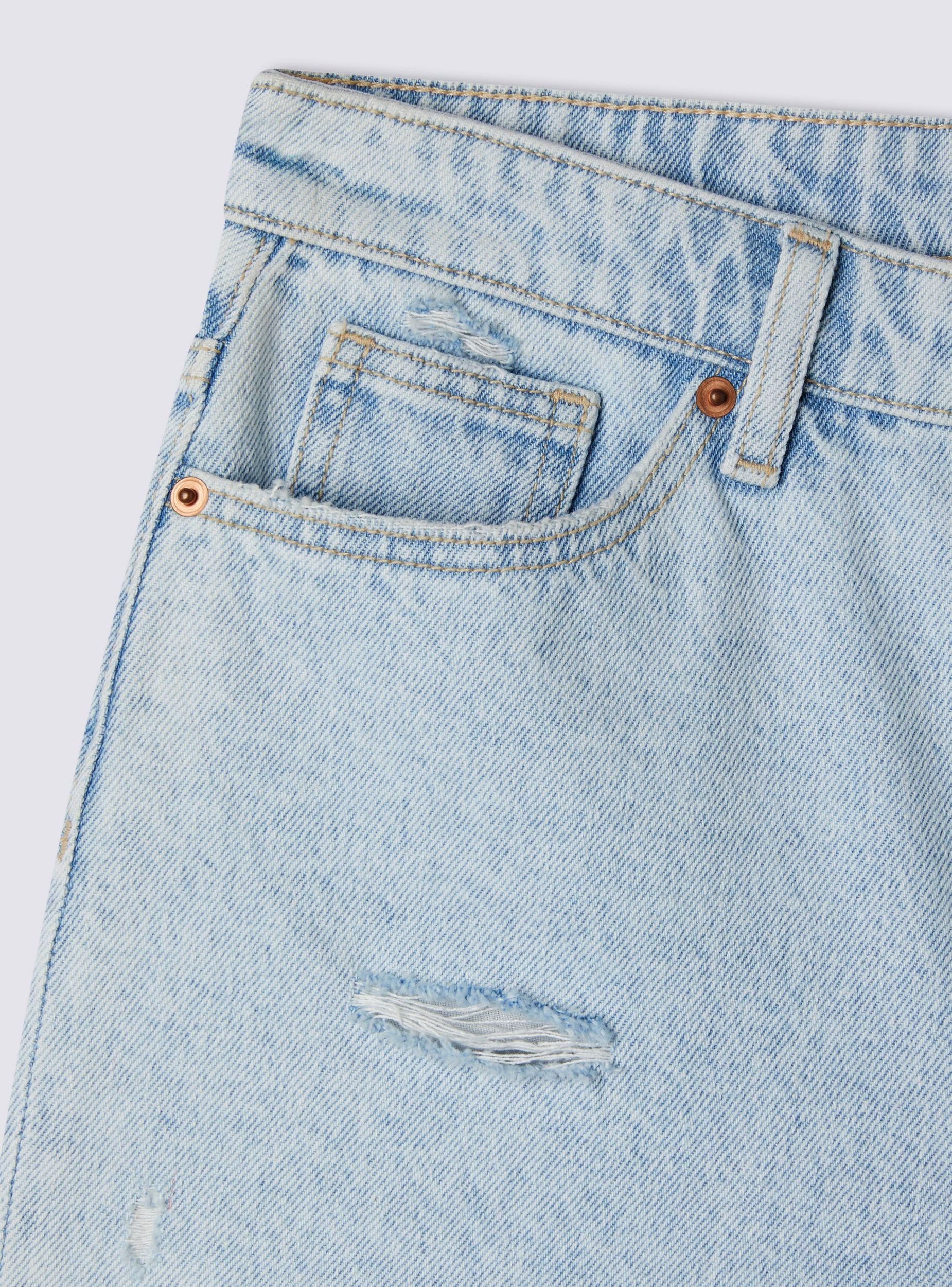 Shorts mom di jeans chiari con piccoli strappi - Image 6