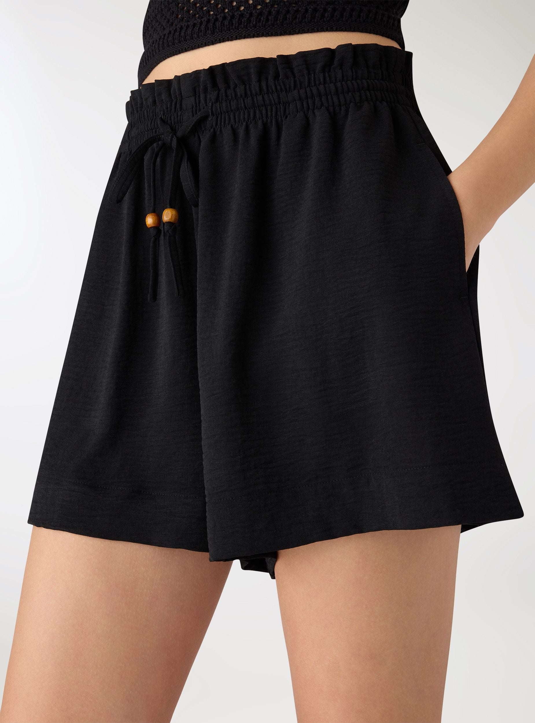 Shorts morbidi a tinta unita con coulisse - Image 4