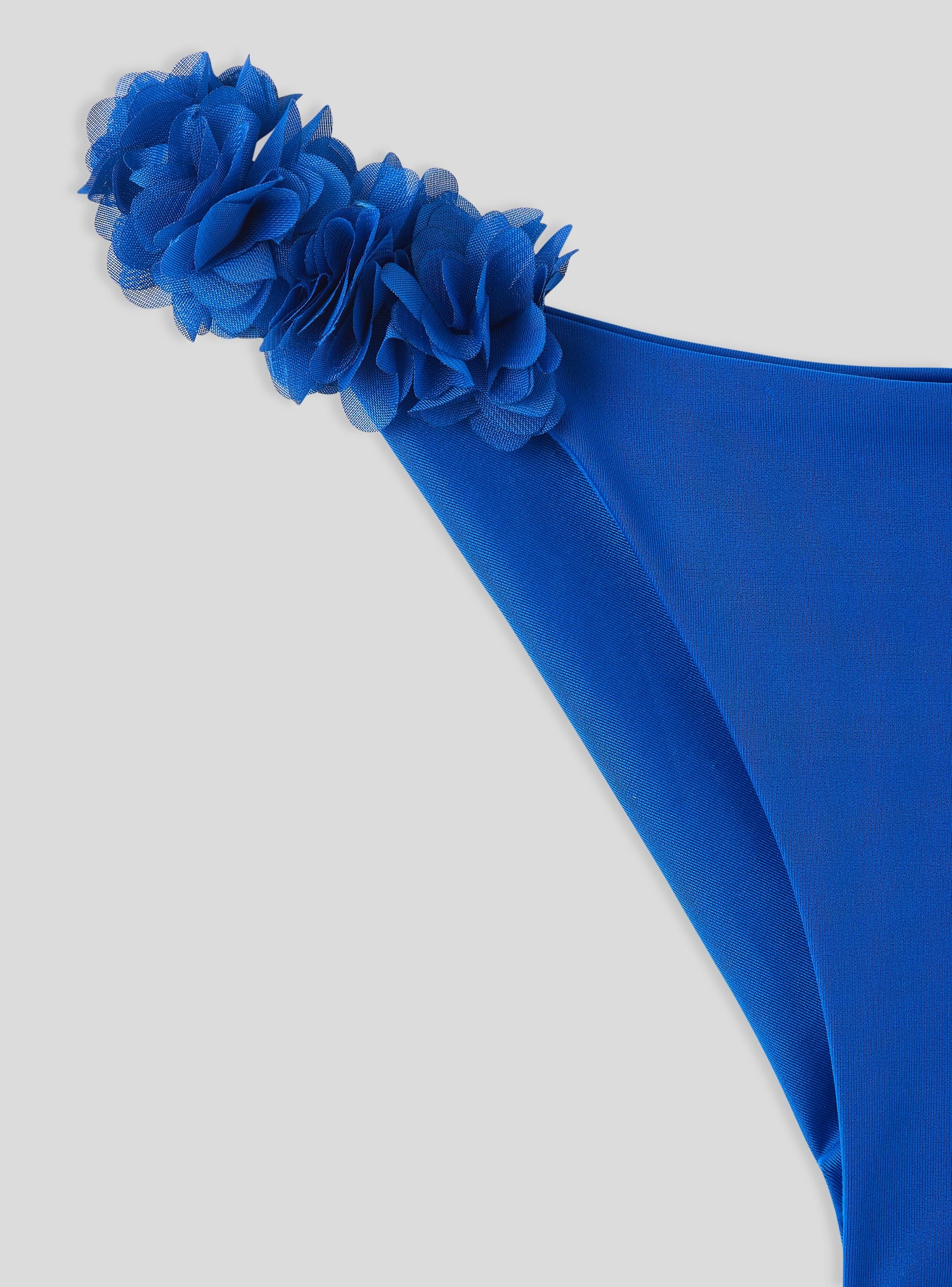 Slip bikini brasiliana con fiori applicati - Image 6