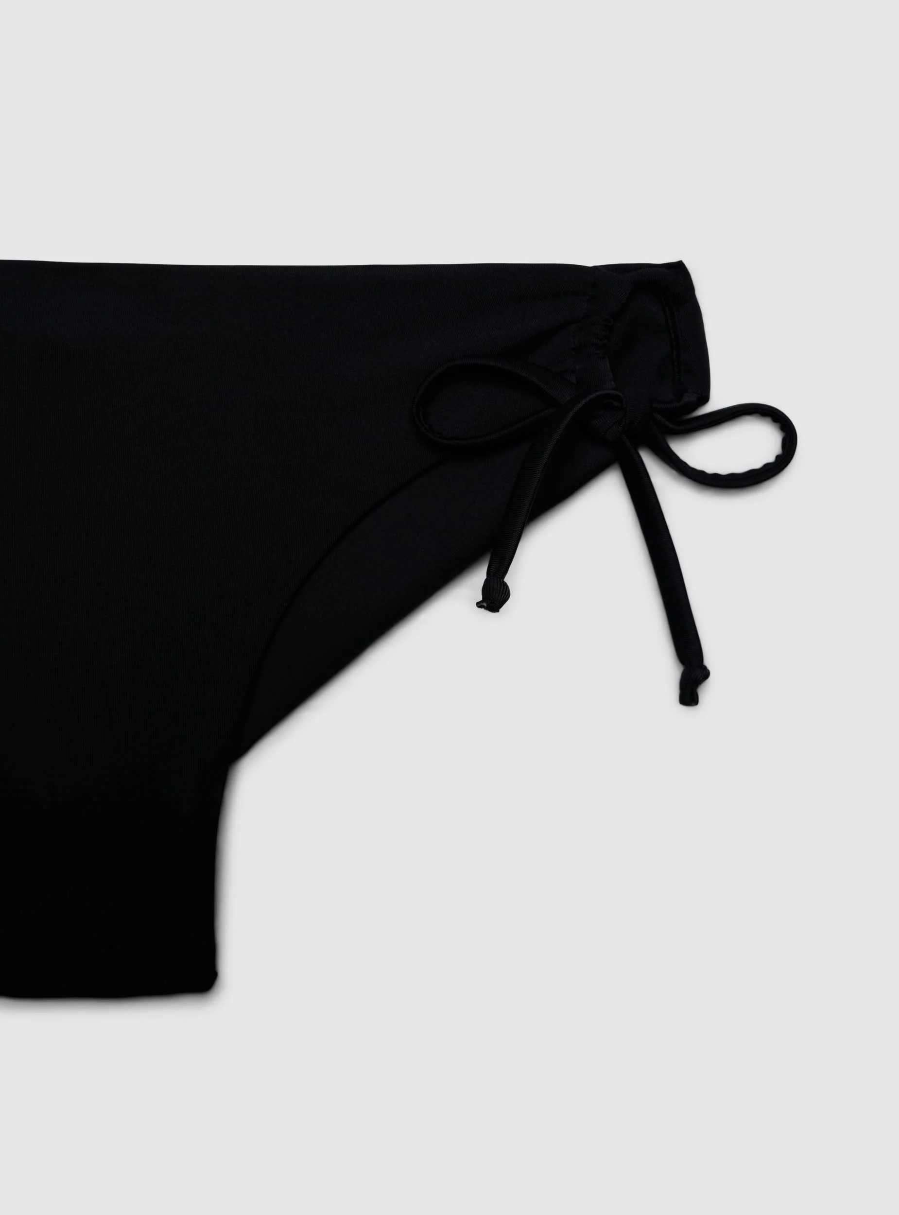 Slip bikini brasiliana con laccetti laterali e logo - Image 6