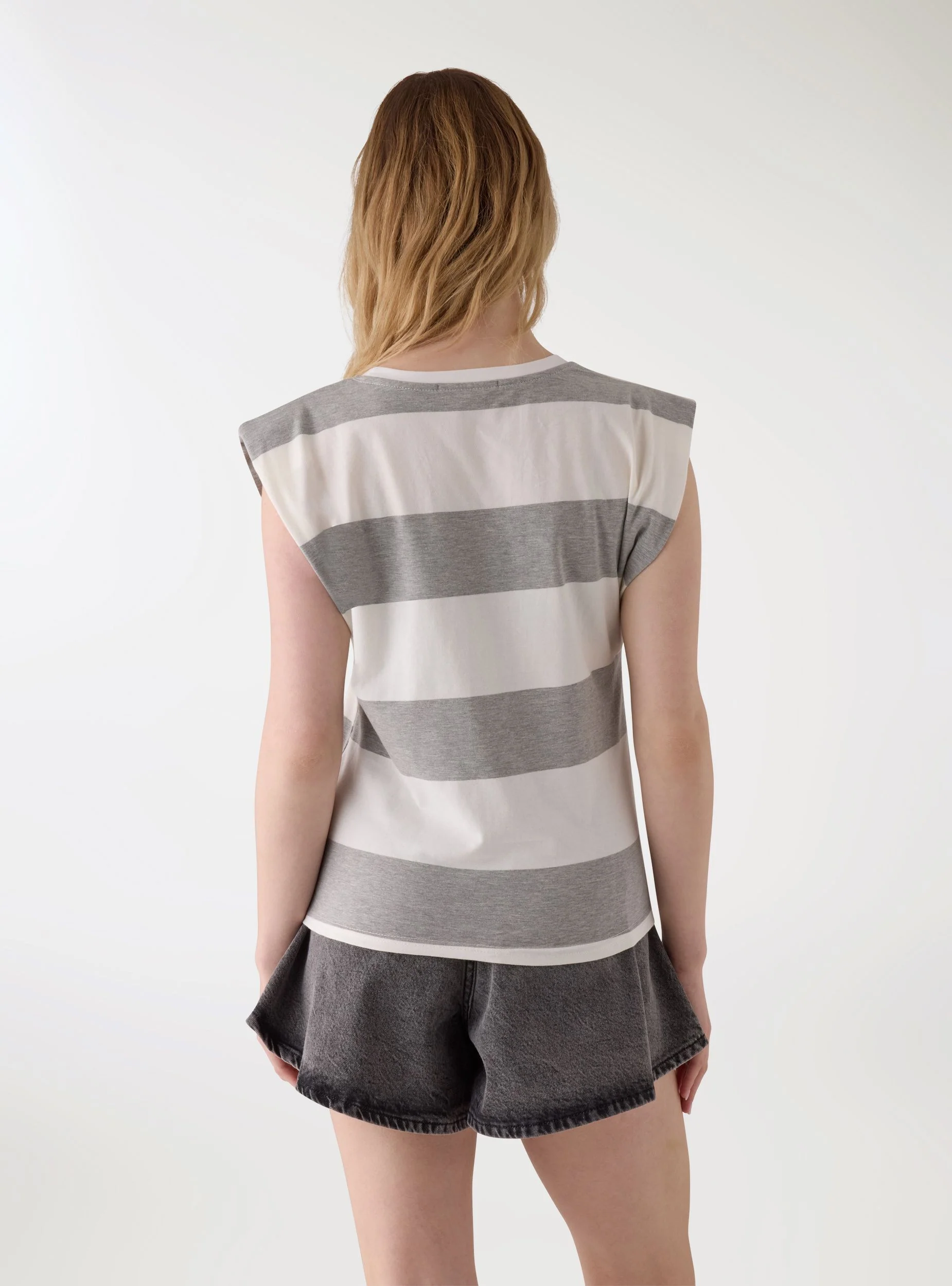 T-shirt a righe con spalle strutturate - Image 2