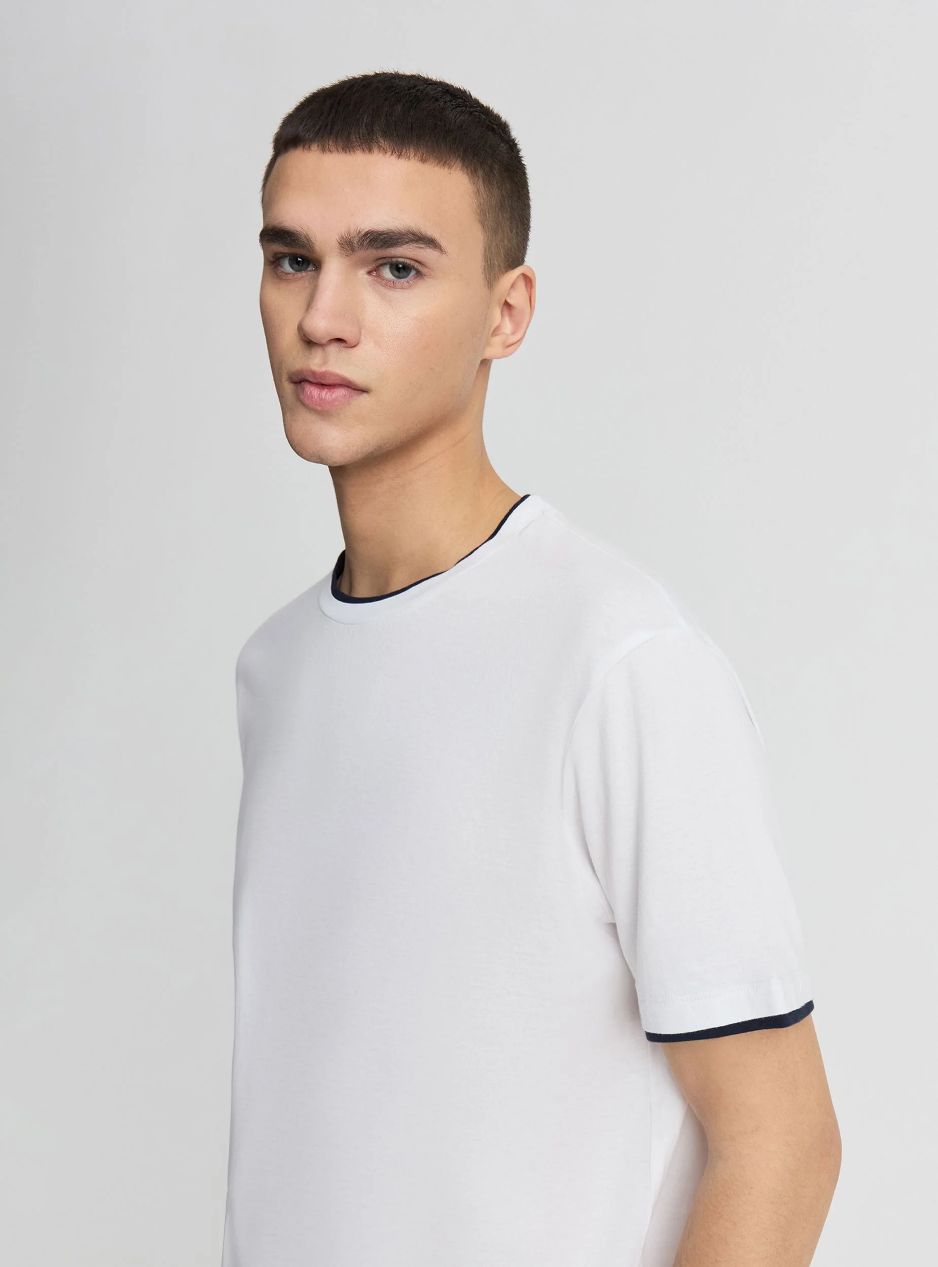 T-shirt a tinta unita con bordi a contrasto