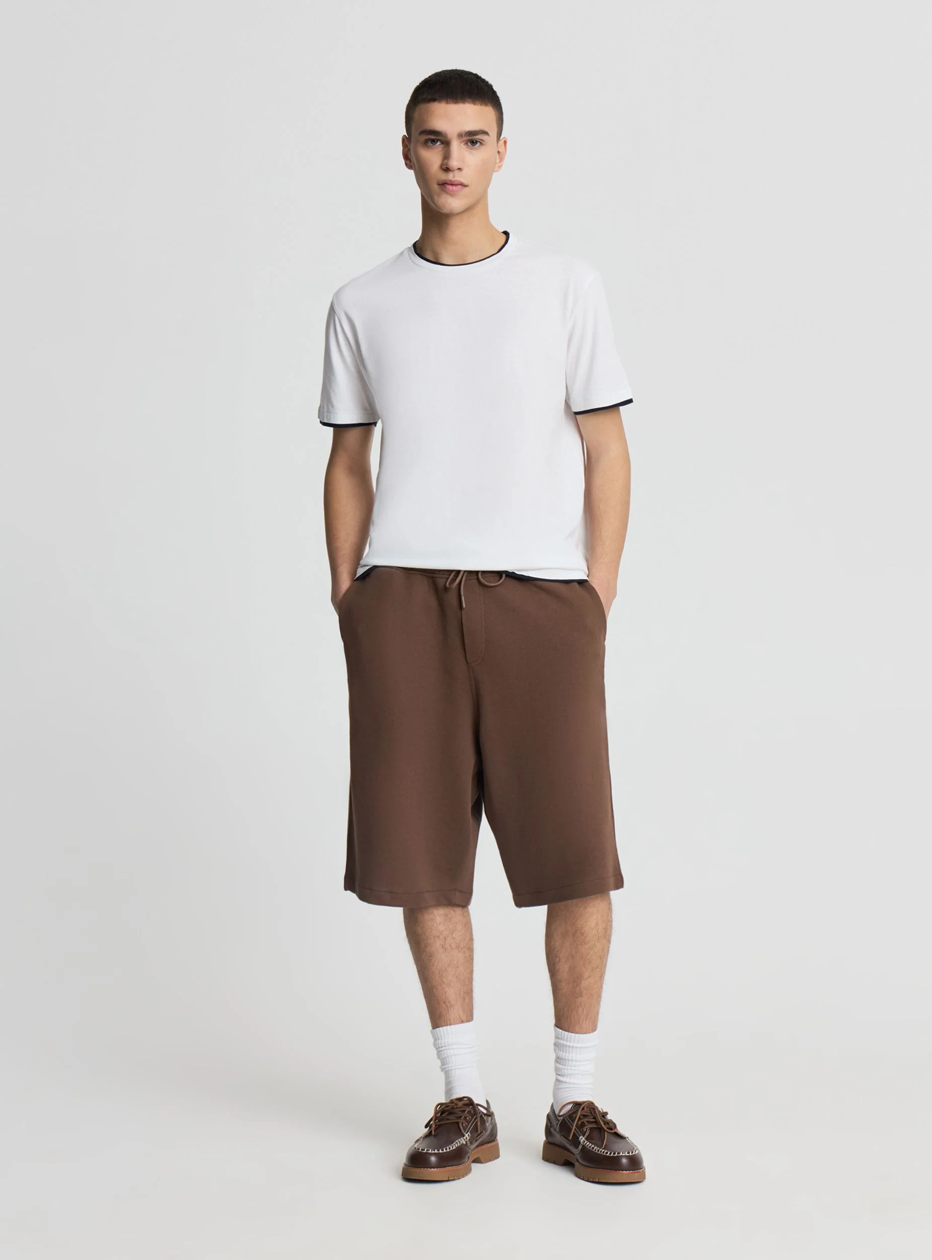 T-shirt a tinta unita con bordi a contrasto - Image 2