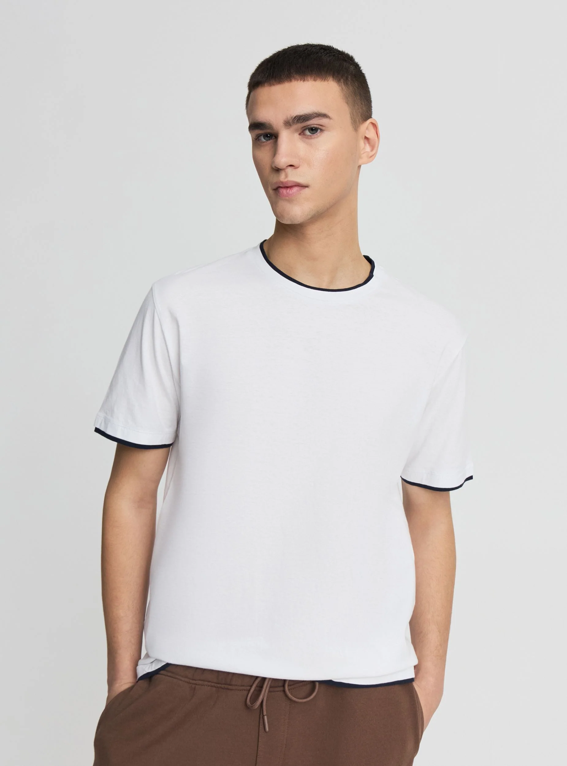 T-shirt a tinta unita con bordi a contrasto - Image 3