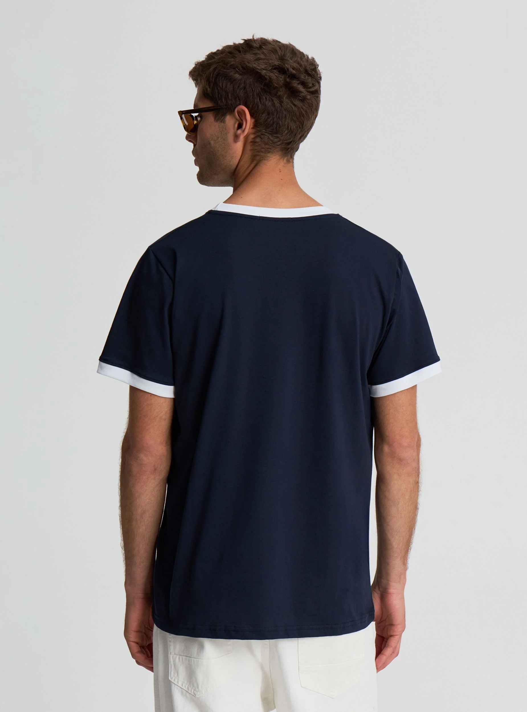 T-shirt a tinta unita con bordi a contrasto - Image 3