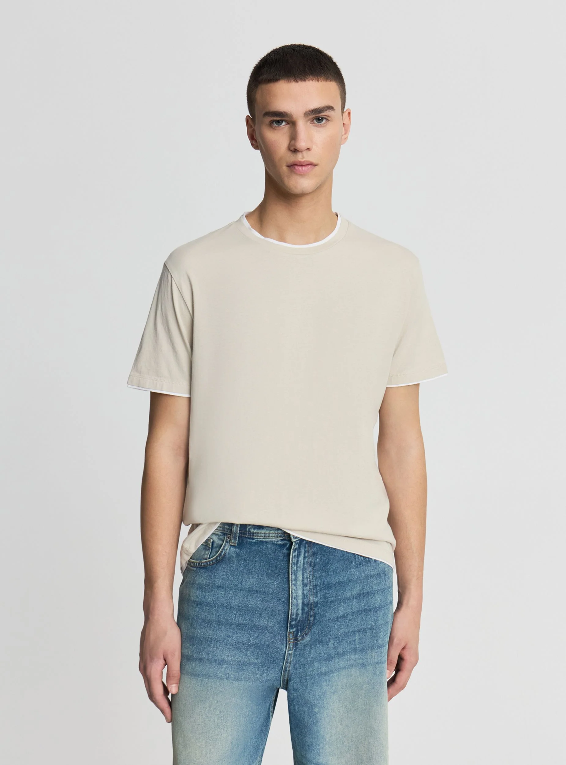 T-shirt a tinta unita con bordi a contrasto - Image 2