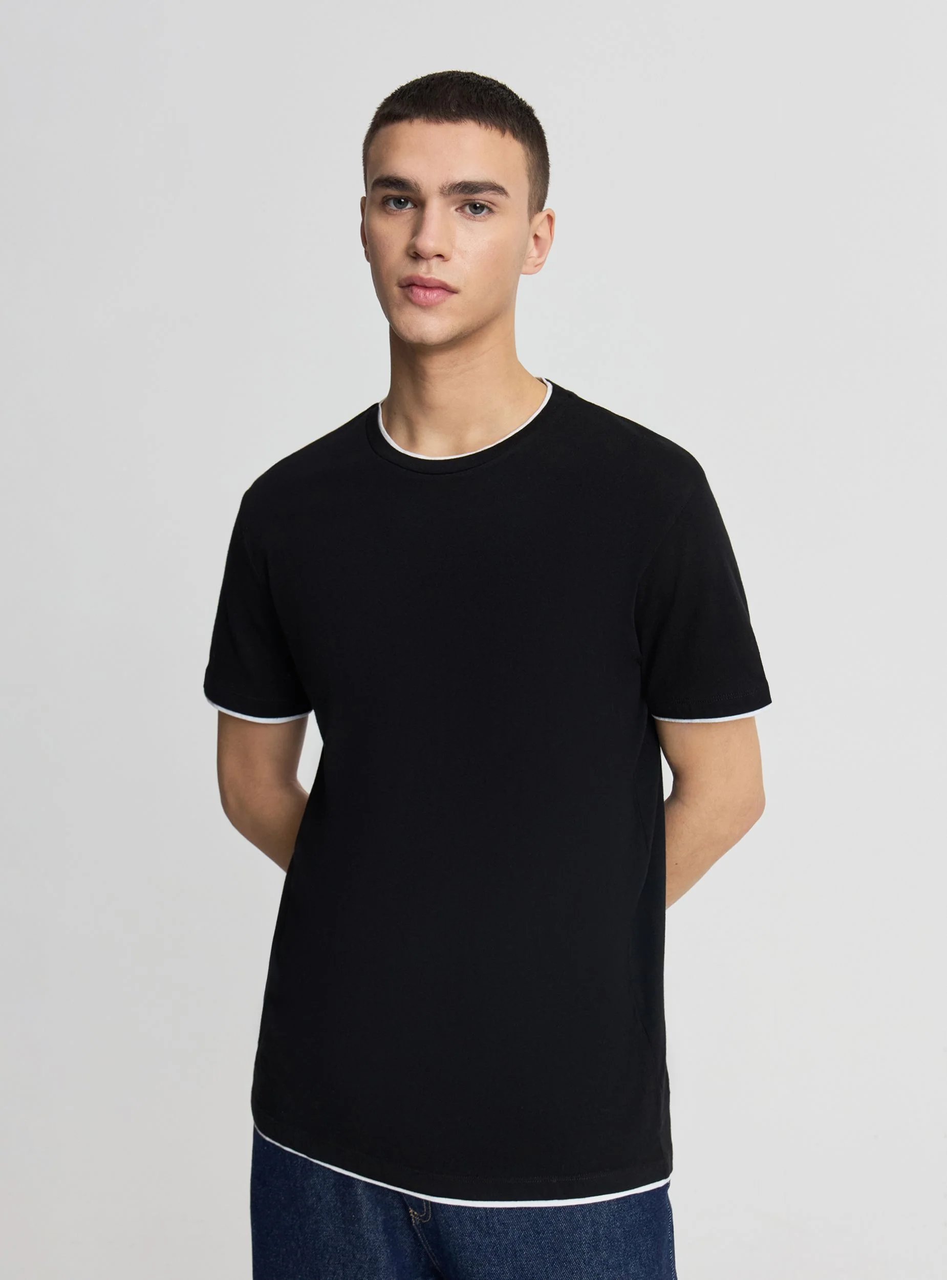 T-shirt a tinta unita con bordi a contrasto - Image 2
