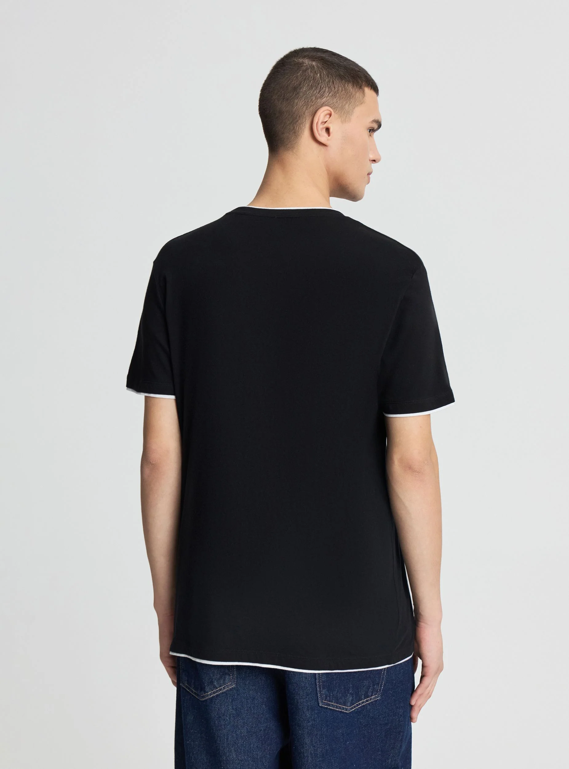 T-shirt a tinta unita con bordi a contrasto - Image 3