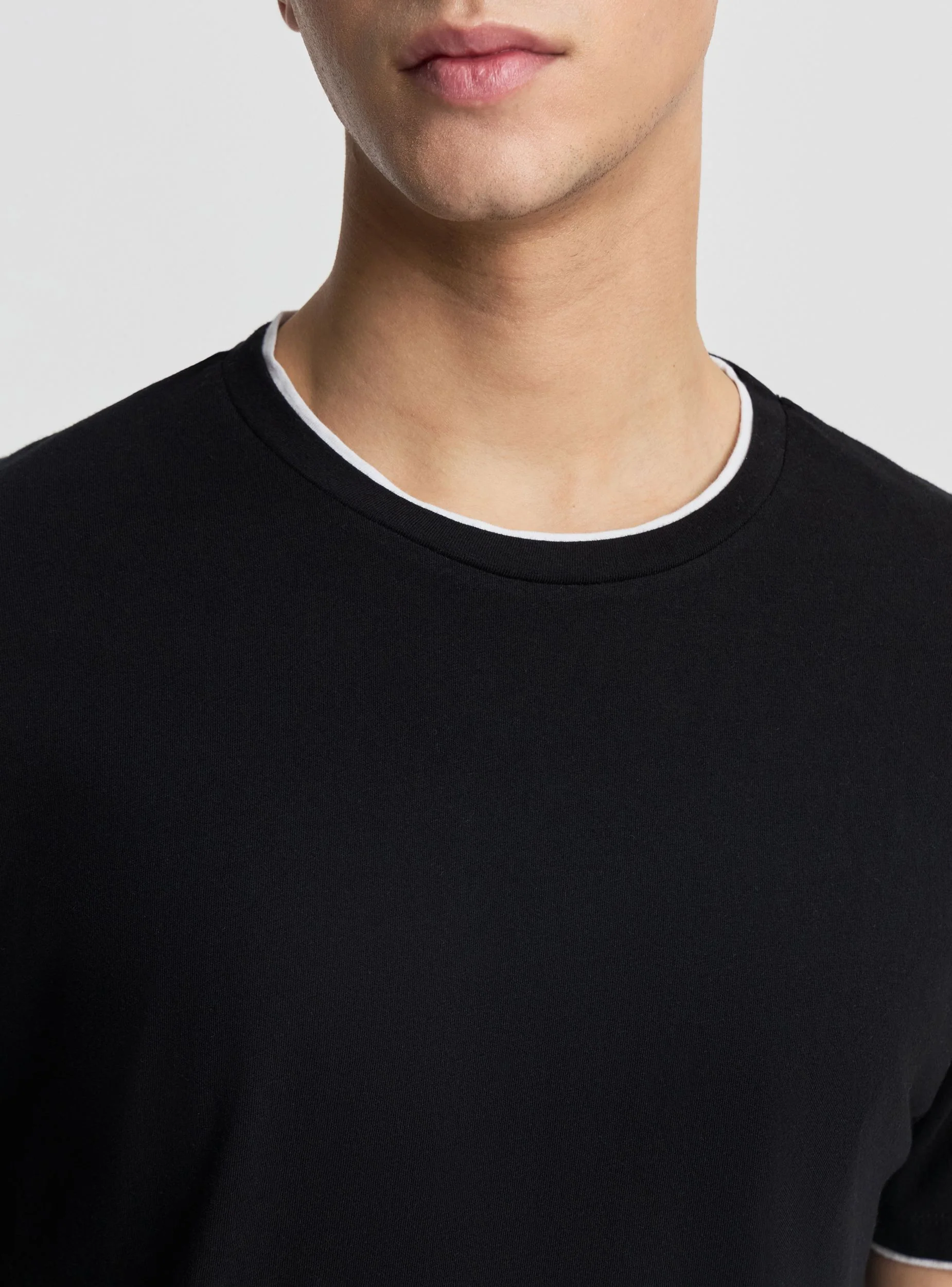 T-shirt a tinta unita con bordi a contrasto - Image 4