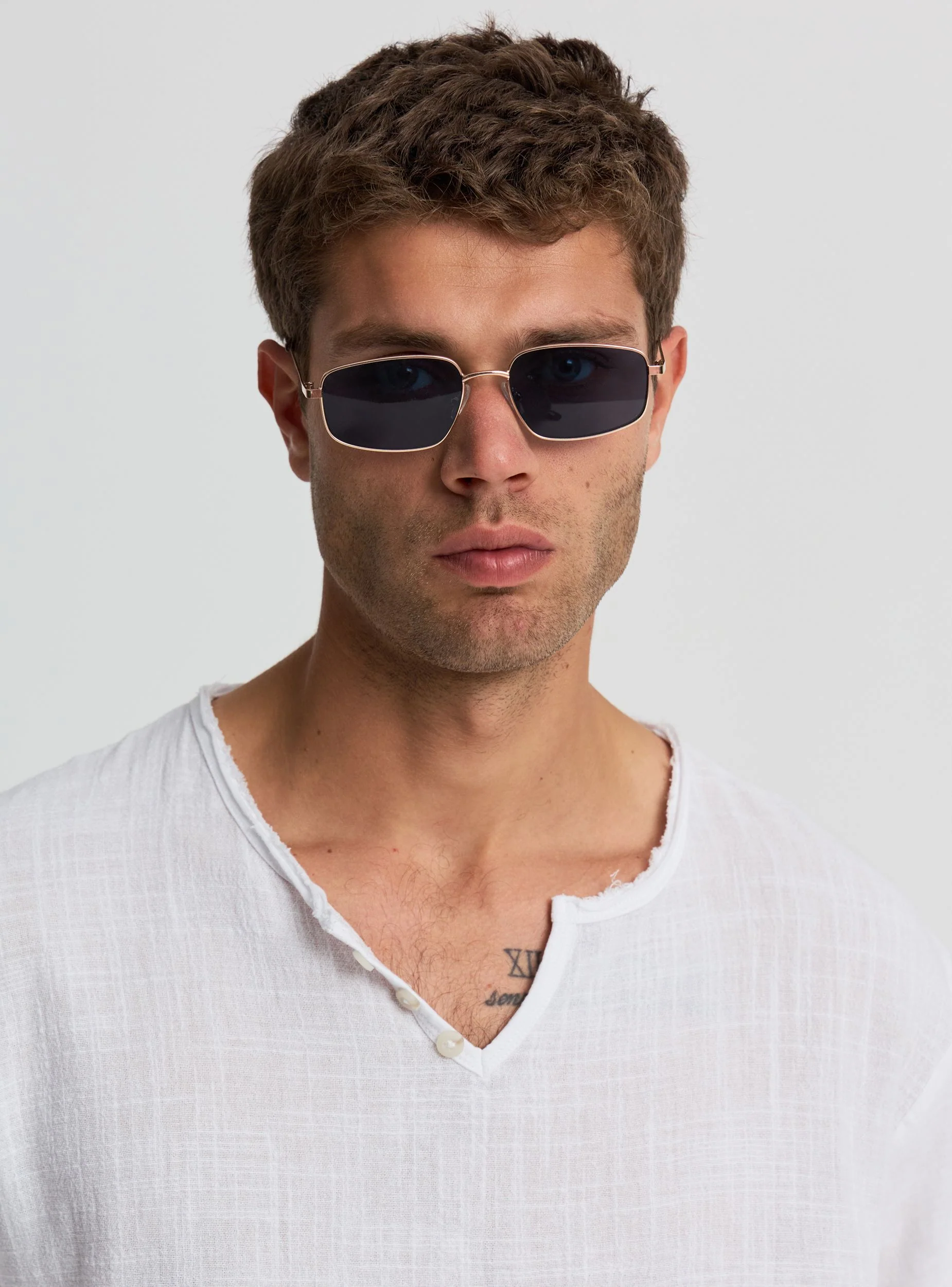 T-shirt a tinta unita con collo serafino - Image 2