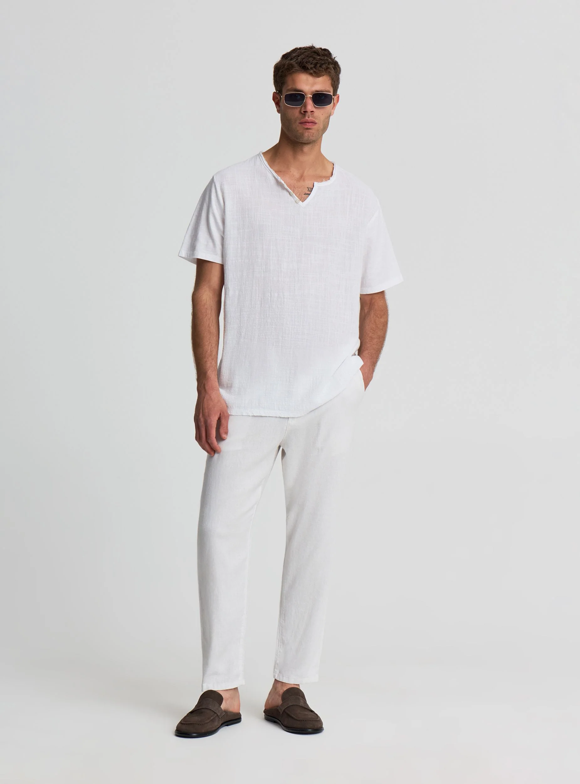T-shirt a tinta unita con collo serafino - Image 3