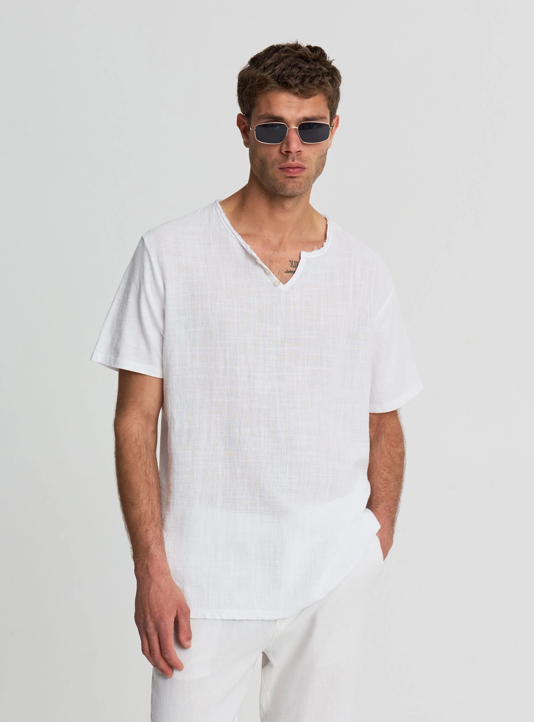 T-shirt a tinta unita con collo serafino - Image 8