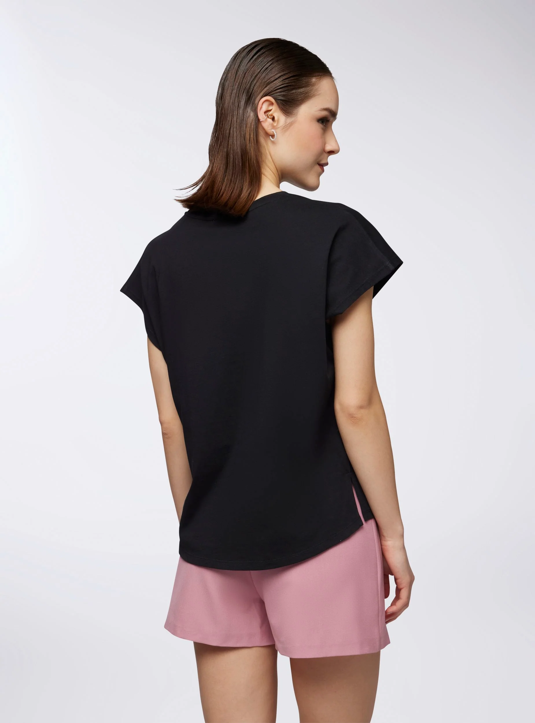 T-shirt ampia con farfalla di paillettes - Image 2