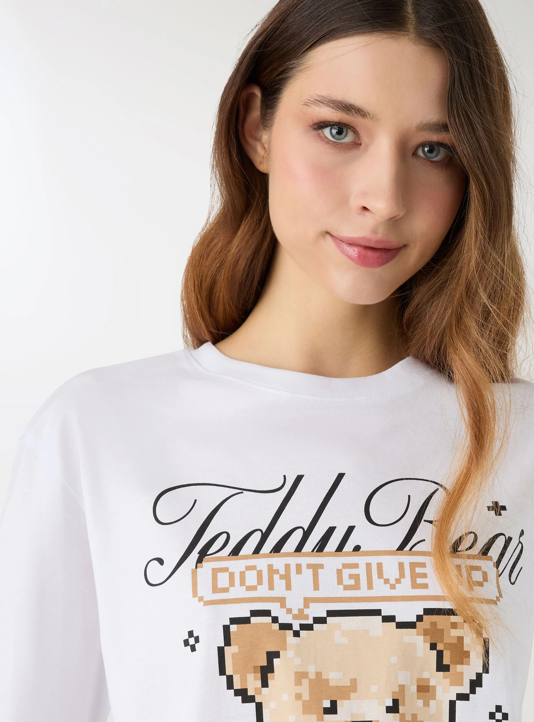 T-shirt ampia con orsetto pixel - Image 2