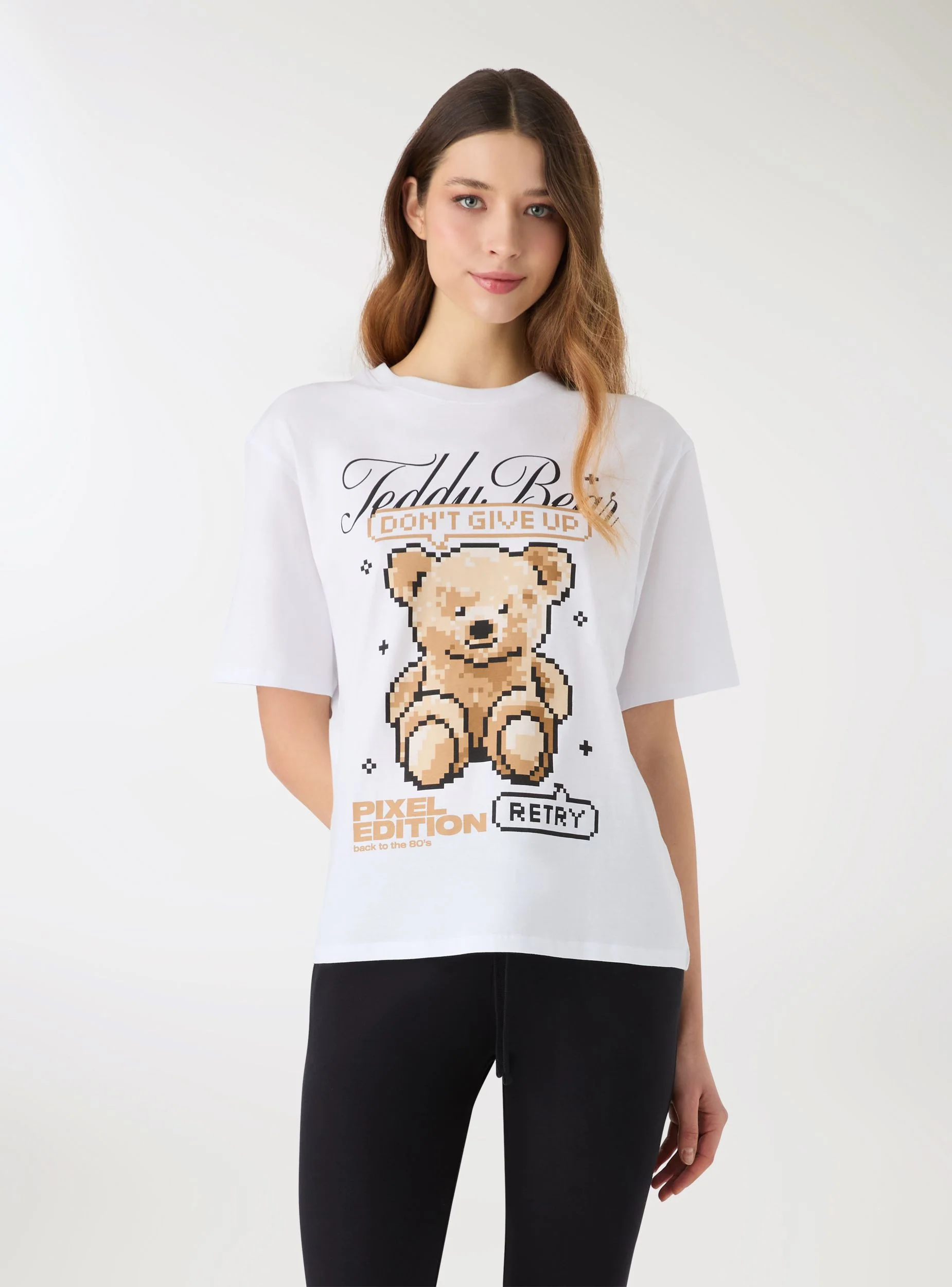 T-shirt ampia con orsetto pixel - Image 4