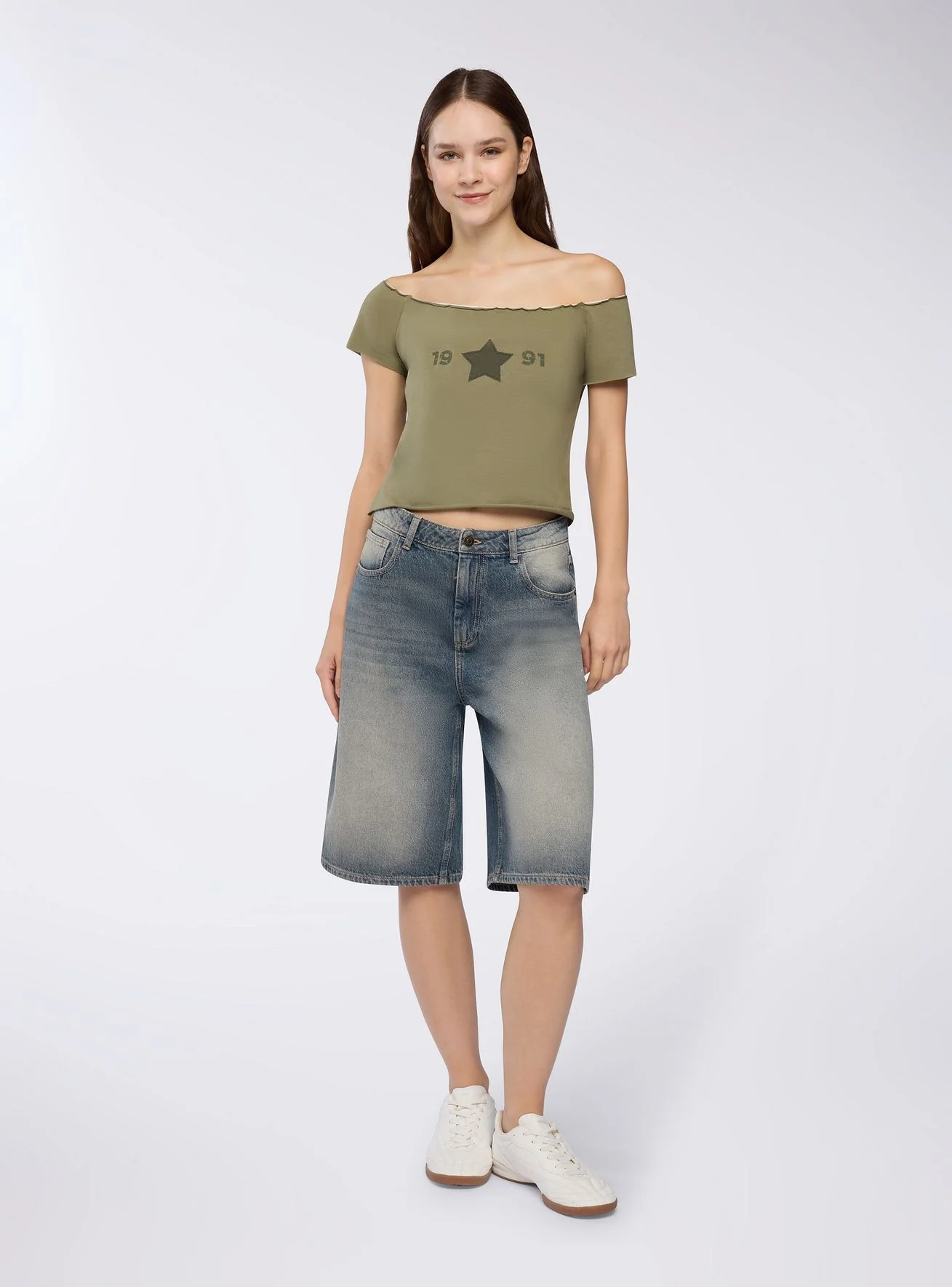 T-shirt ampia con spalle scoperte