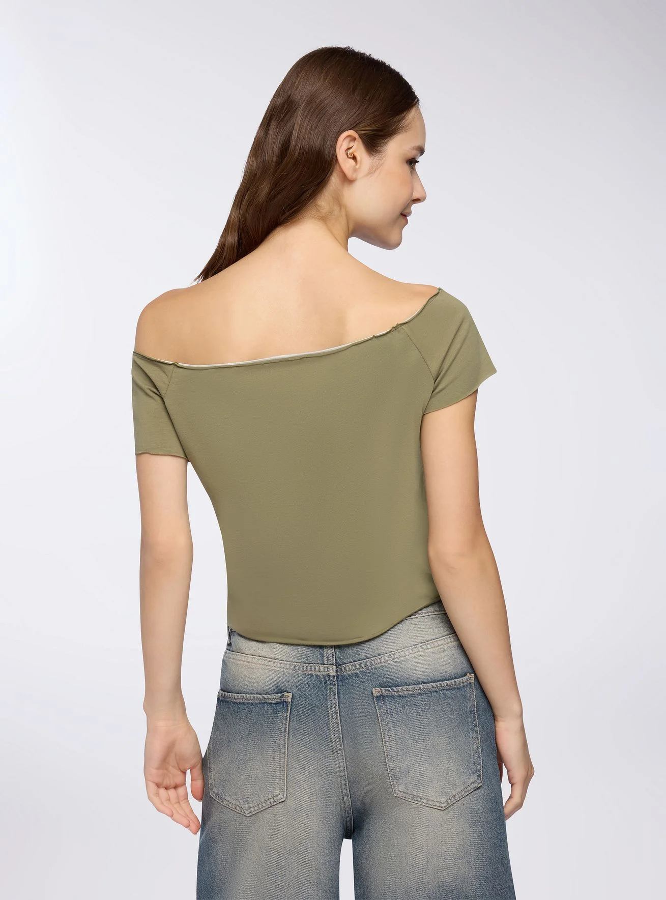 T-shirt ampia con spalle scoperte - Image 2