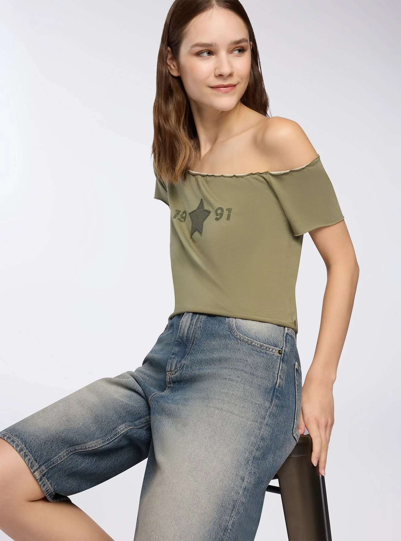 T-shirt ampia con spalle scoperte - Image 3