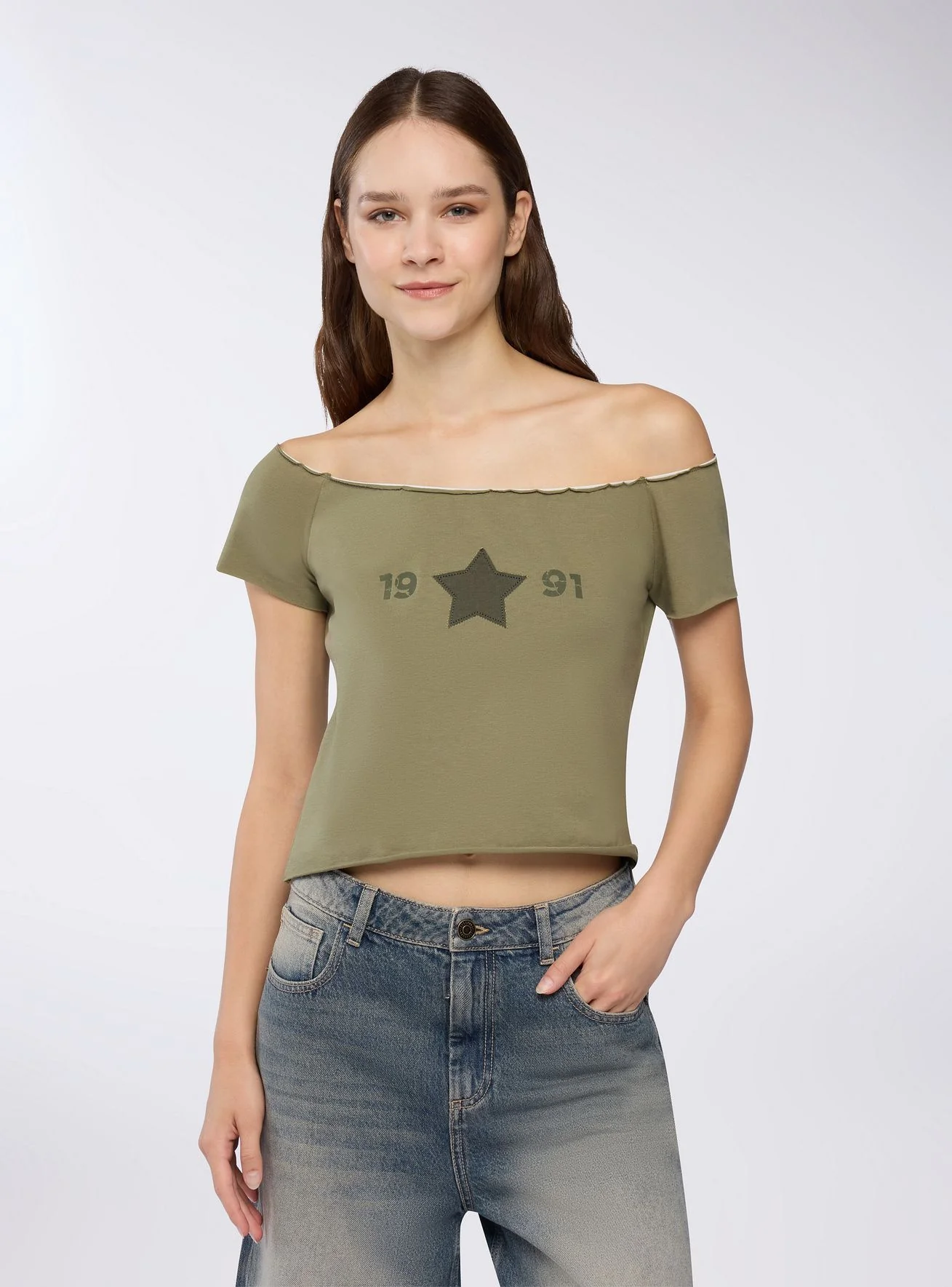 T-shirt ampia con spalle scoperte - Image 4