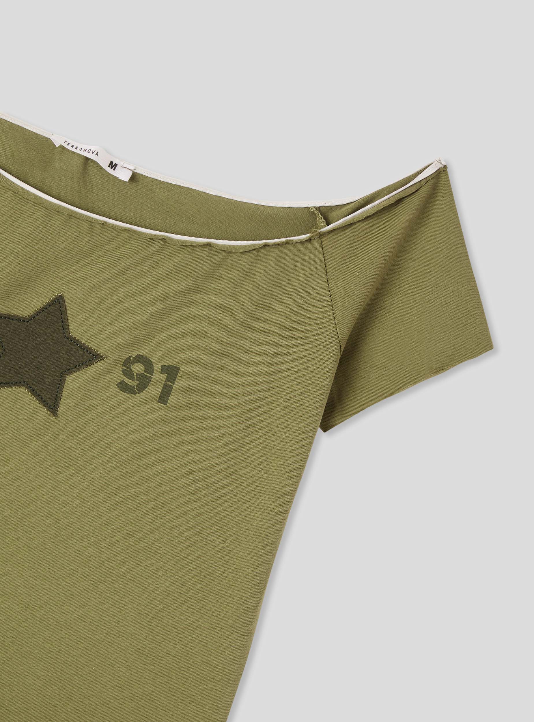 T-shirt ampia con spalle scoperte - Image 6