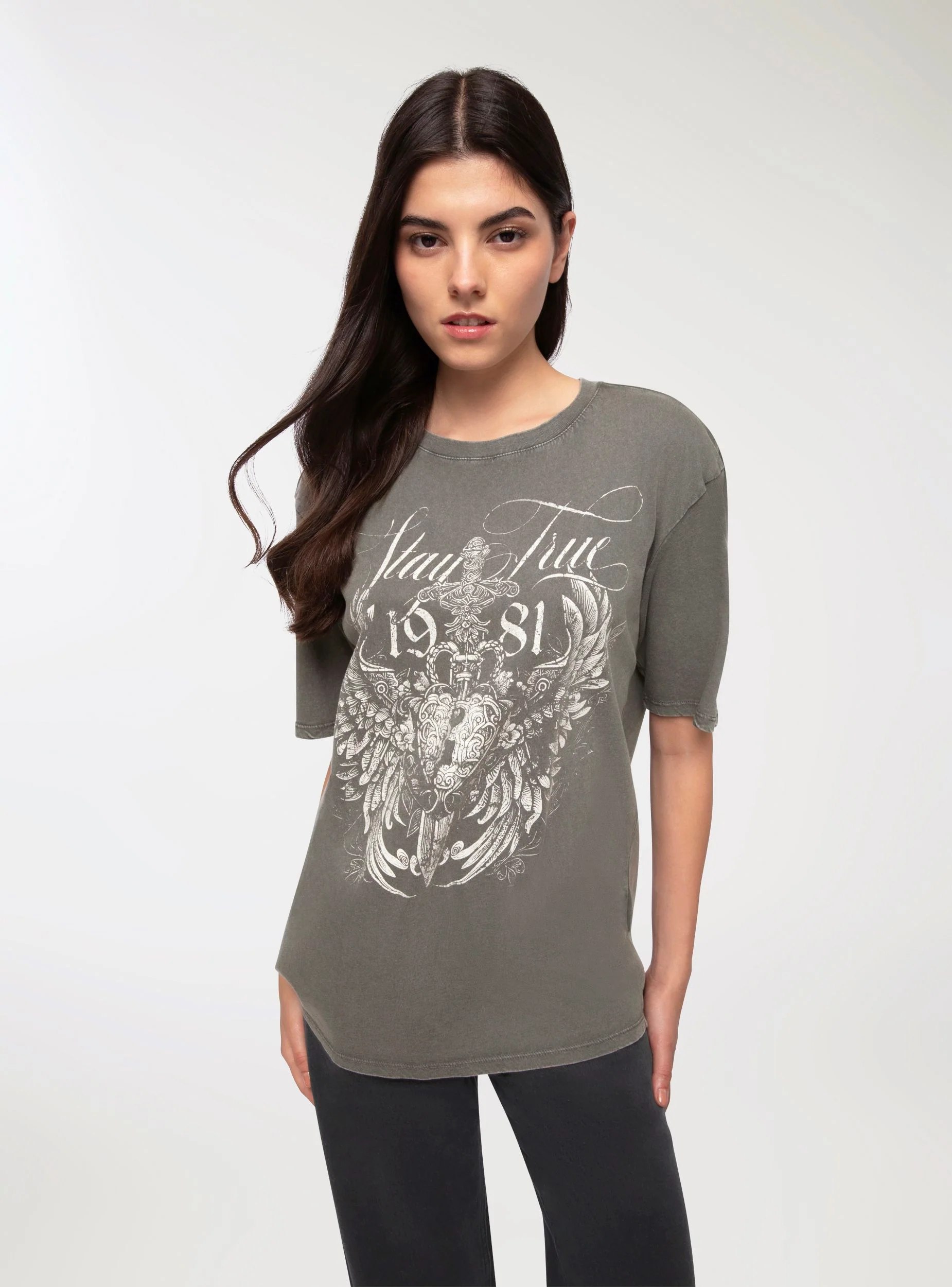 T-shirt ampia con stampa gotica - Image 4