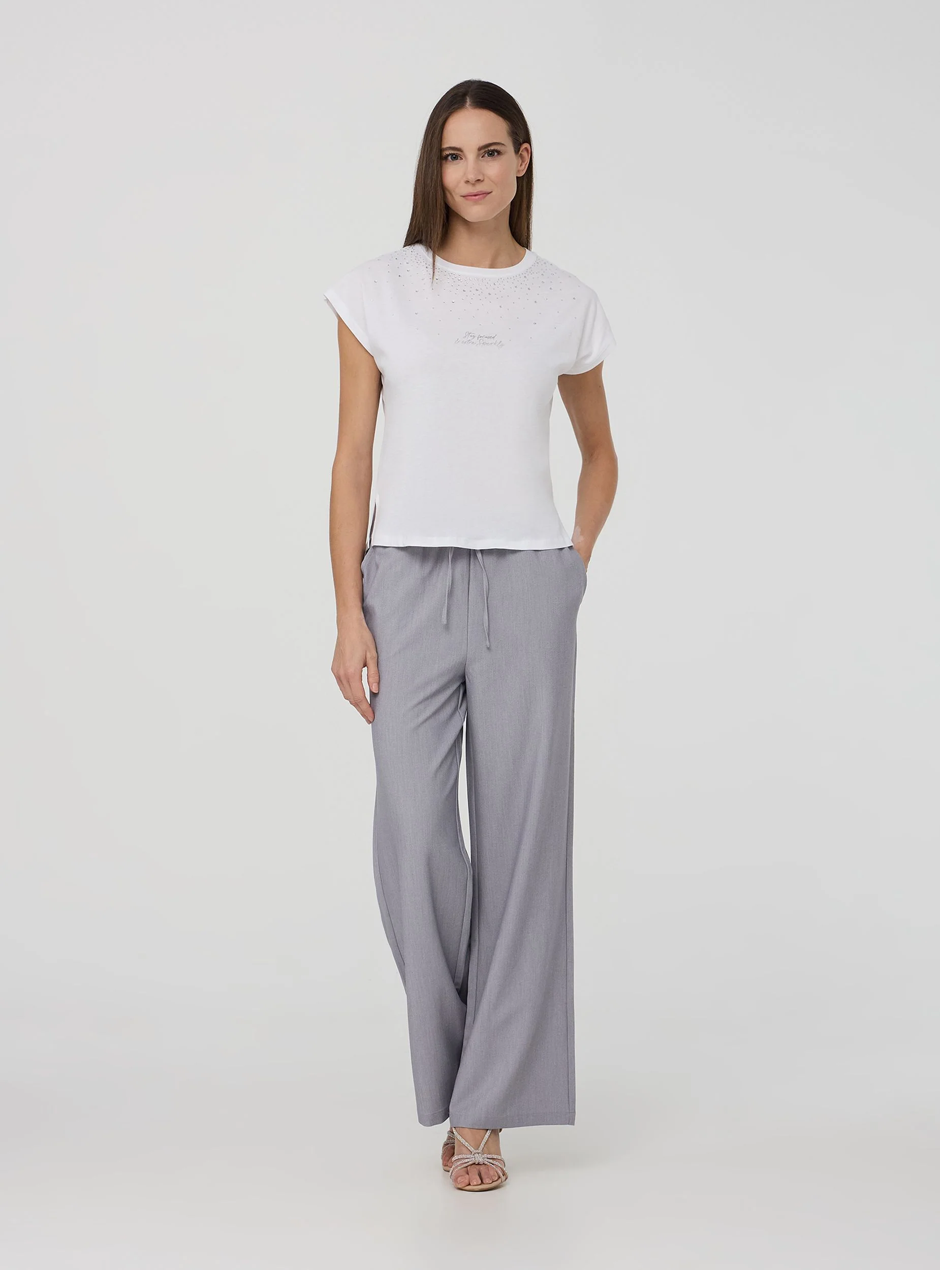 T-shirt ampia con strass e scritta - Image 3