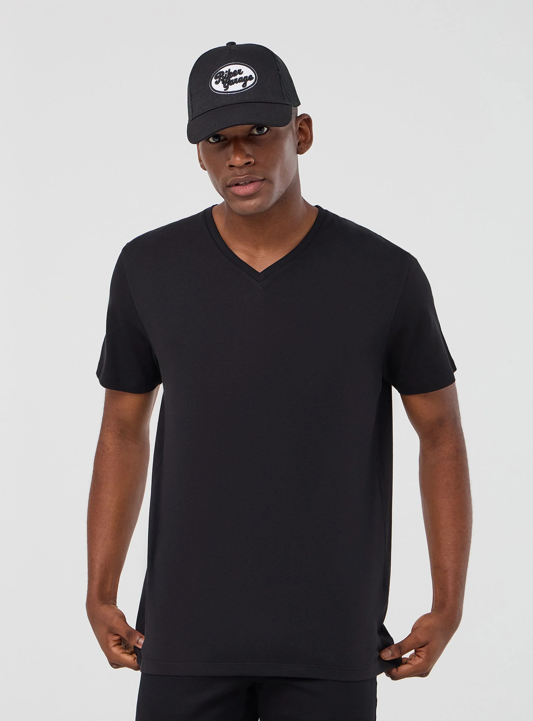 T-shirt basic con scollo a v - Image 7