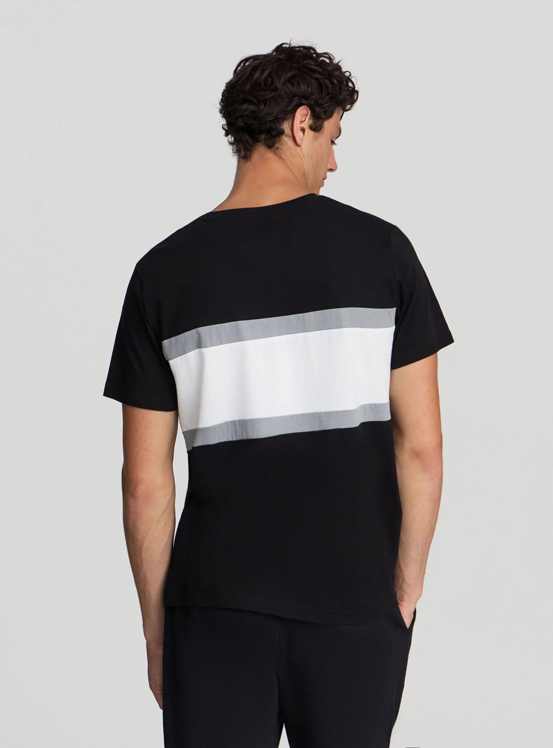 T-shirt block color con scrittta - Image 2