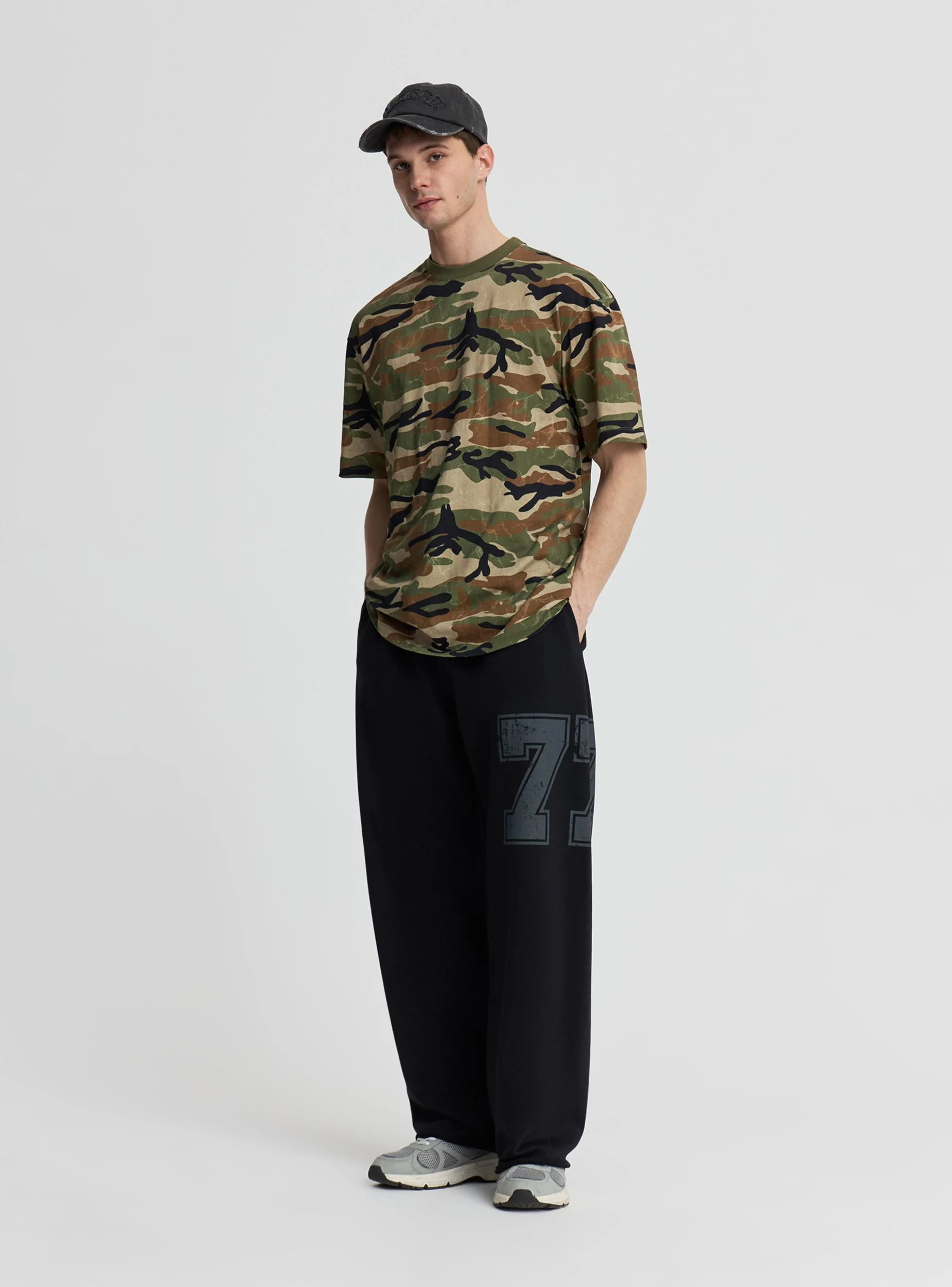 T-shirt boxy con stampa mimetica allover