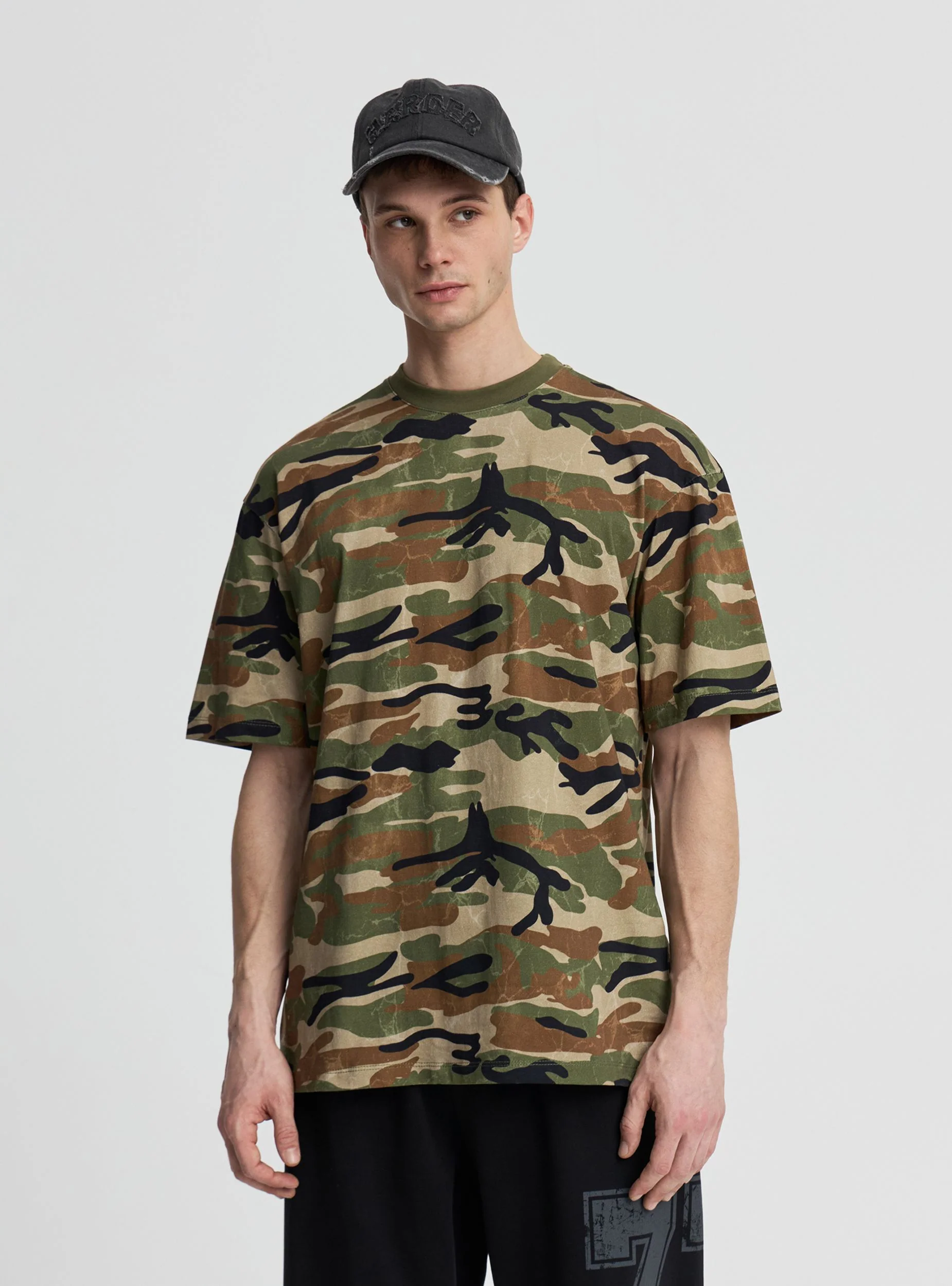 T-shirt boxy con stampa mimetica allover - Image 2