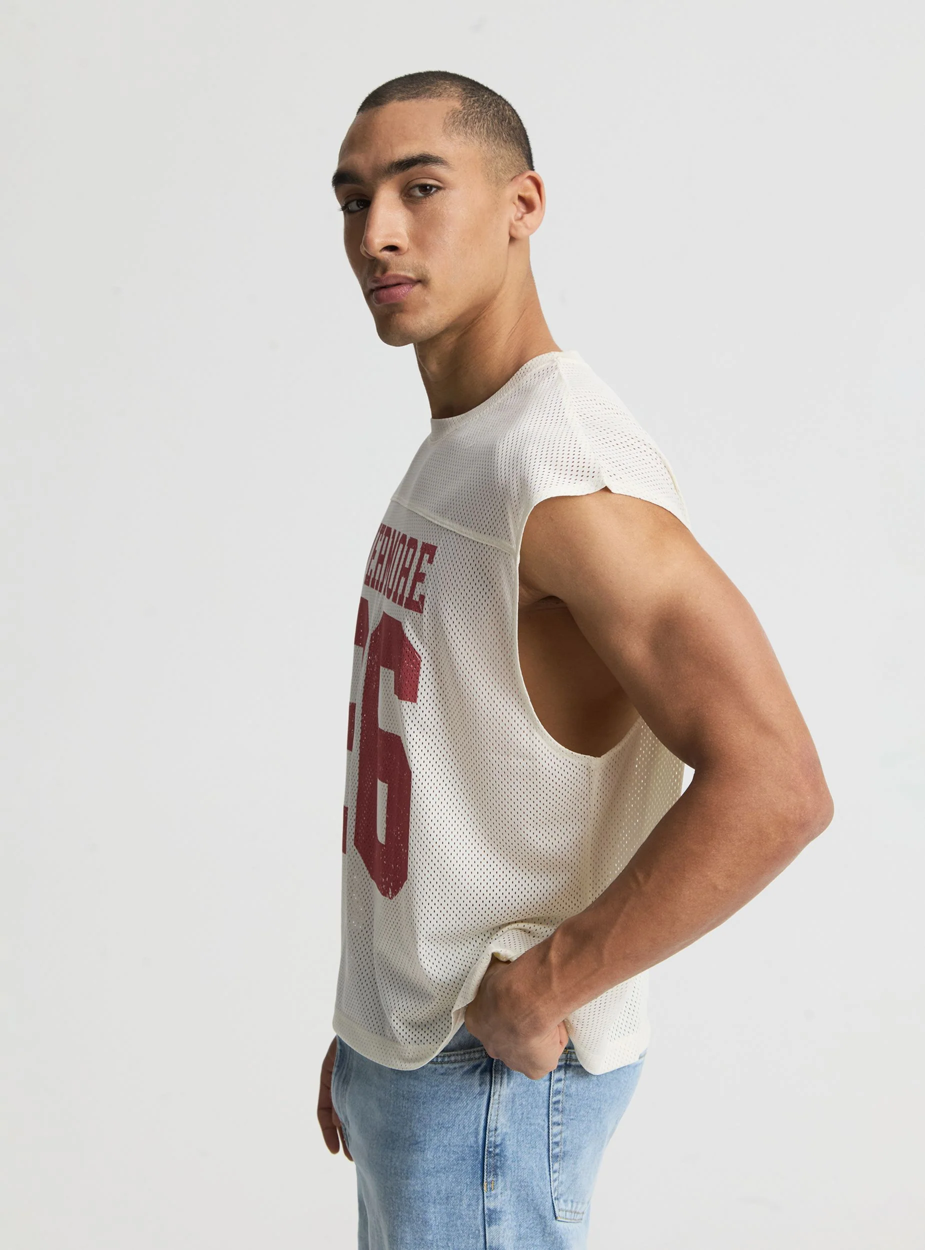 T-shirt boxy smanicata in rete con stampa college - Image 4