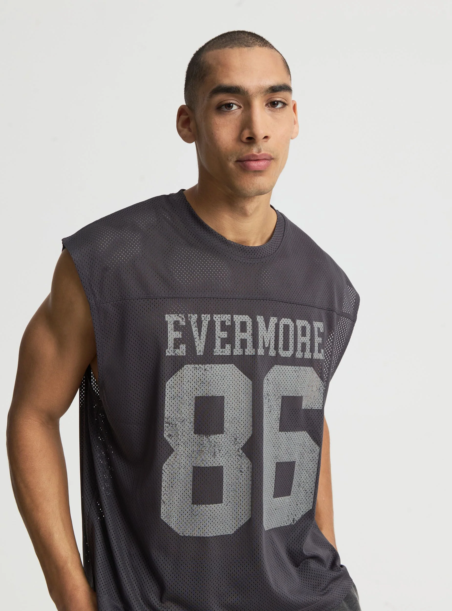 T-shirt boxy smanicata in rete con stampa college - Image 4