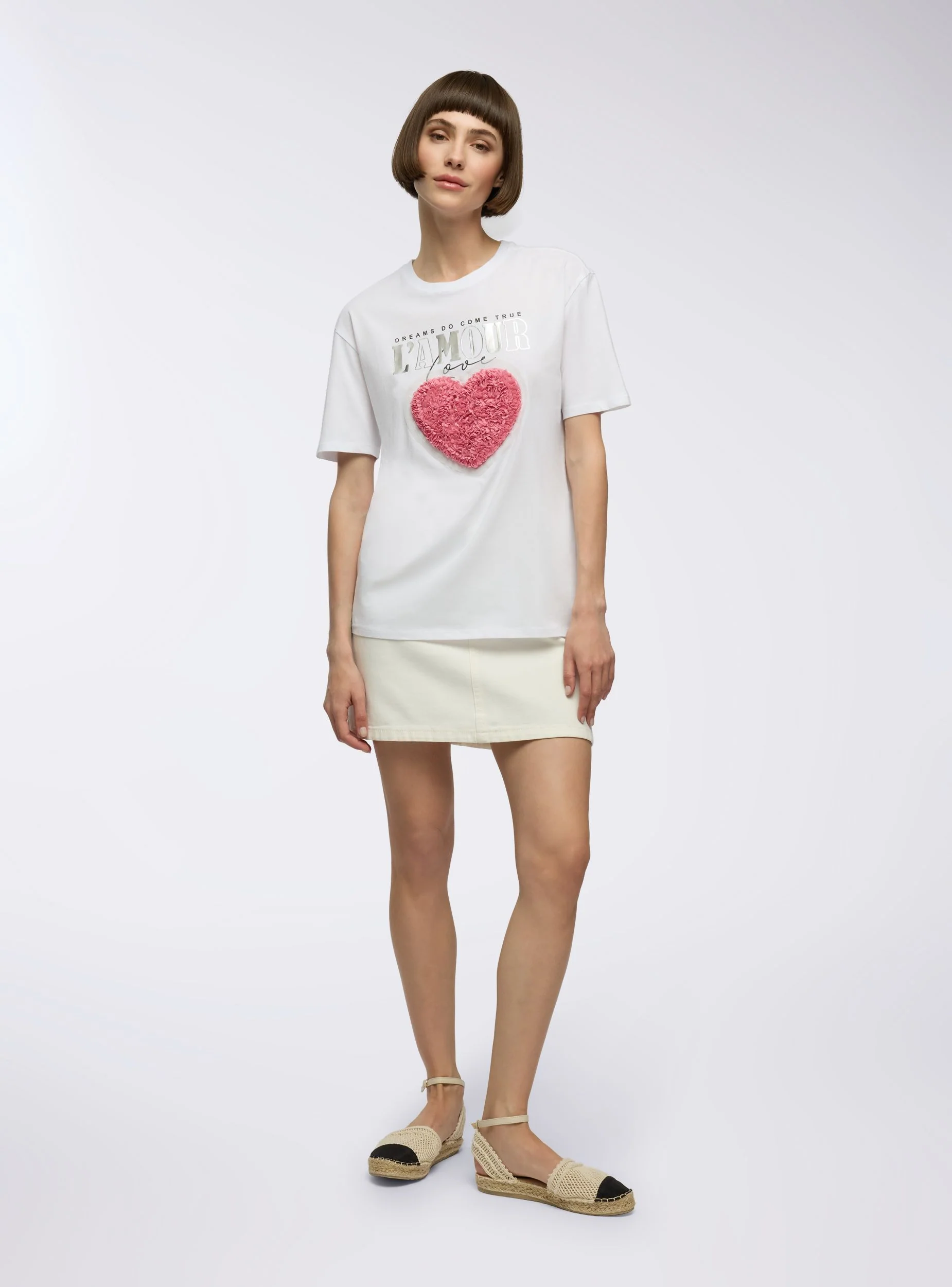 T-shirt con applicazioni e scritta - Image 2