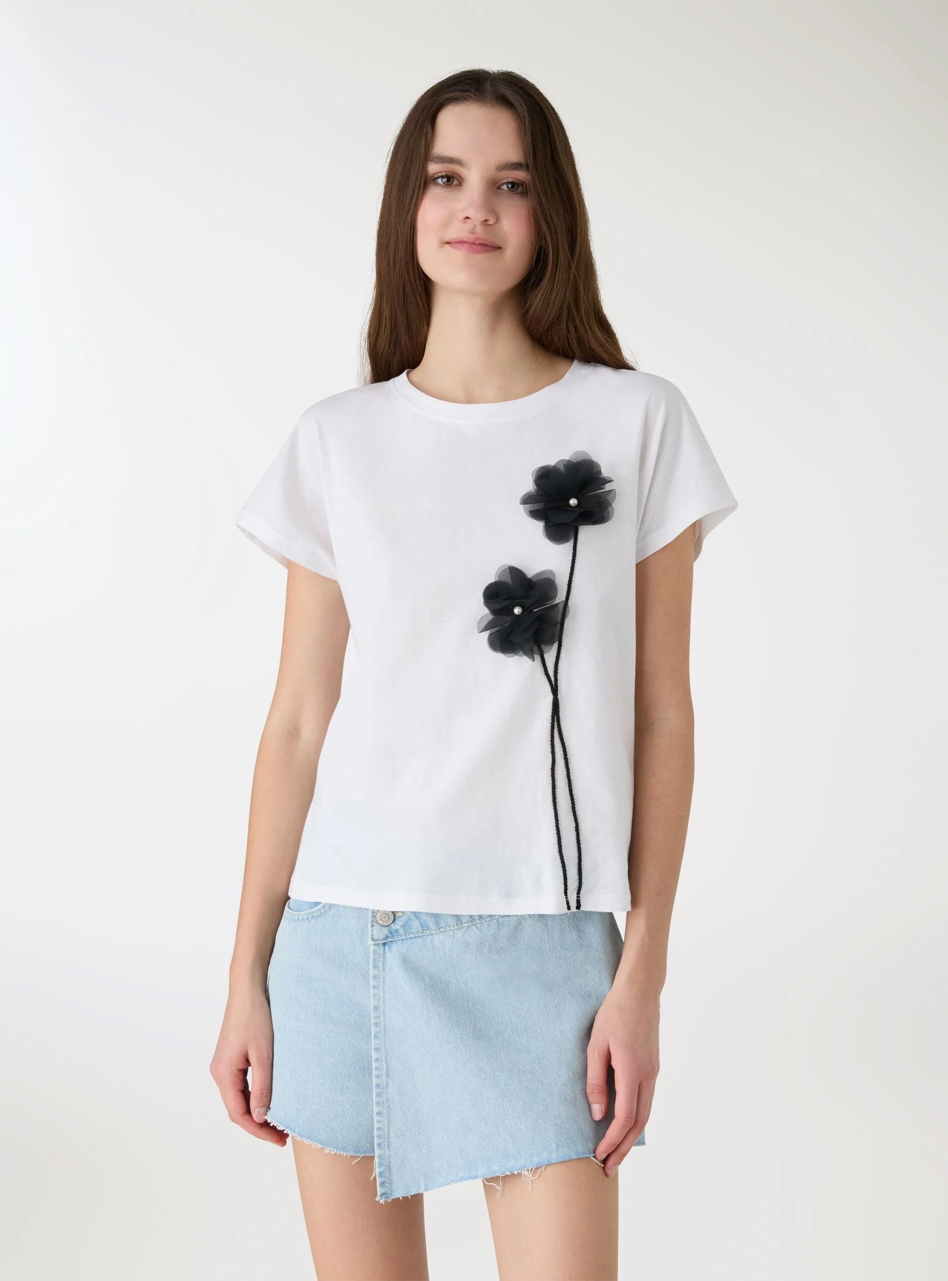 T-shirt con applicazioni floreali - Image 2