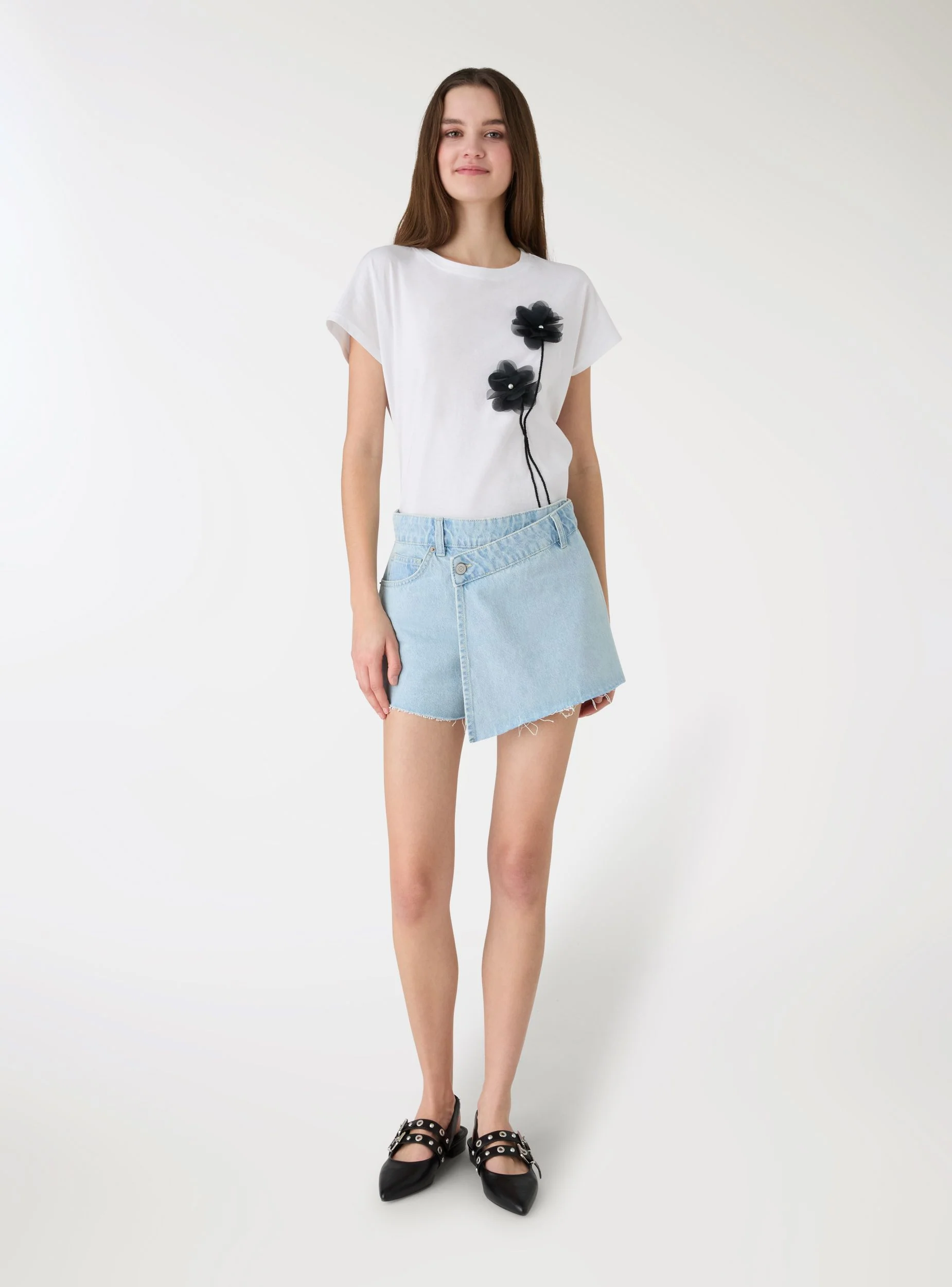 T-shirt con applicazioni floreali - Image 4