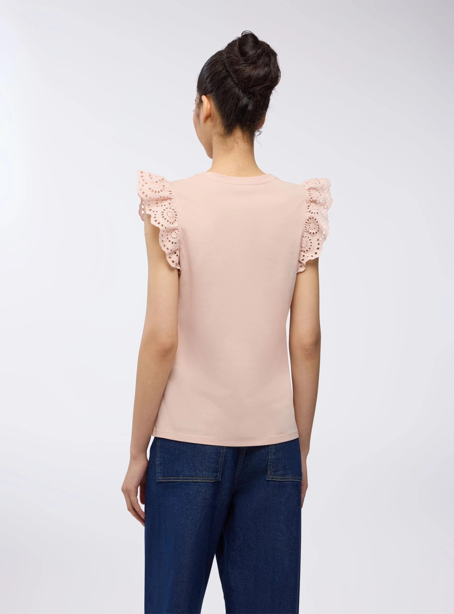 T-shirt con balze in sangallo