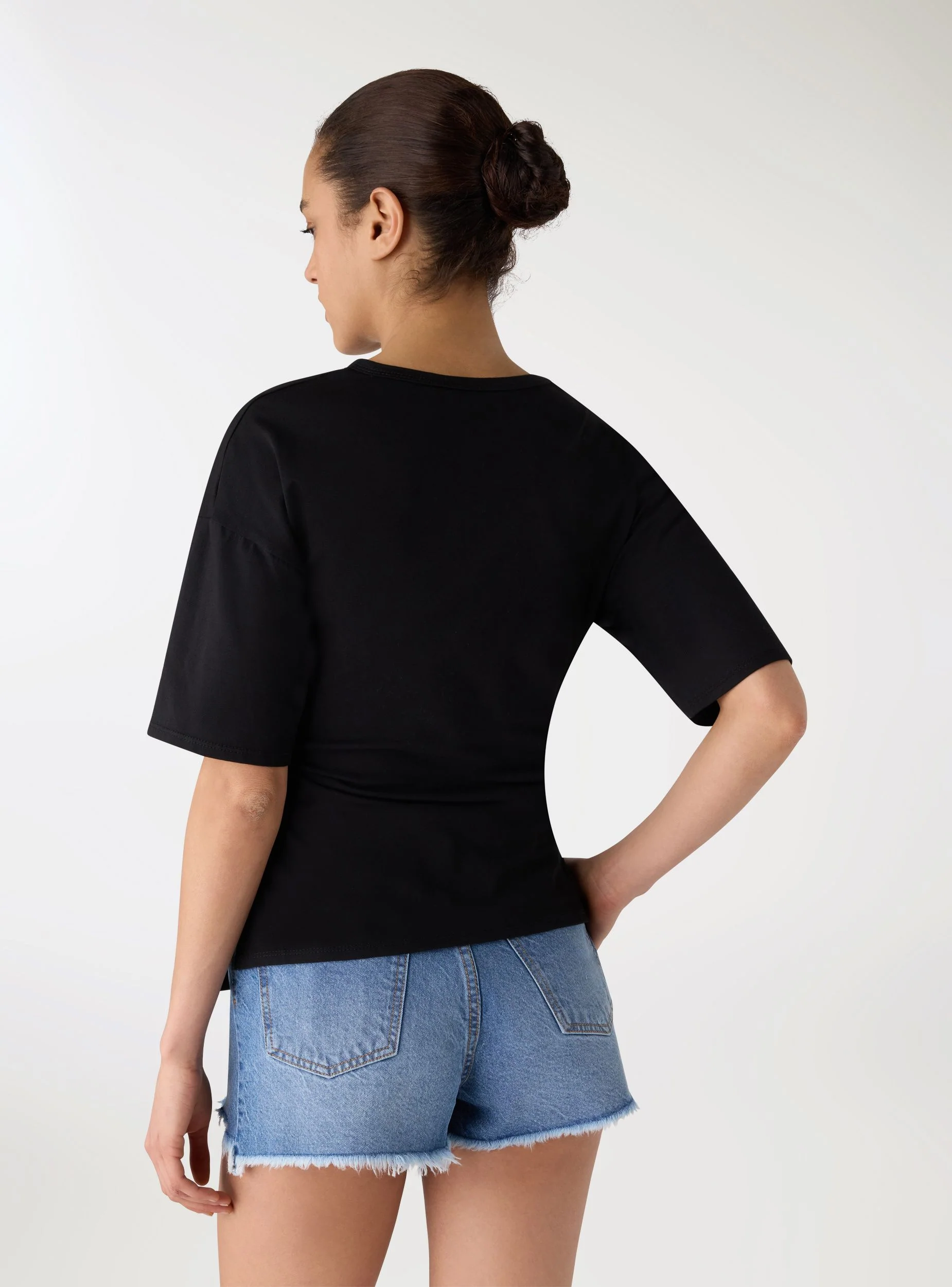 T-shirt con drappeggio e spilla - Image 2