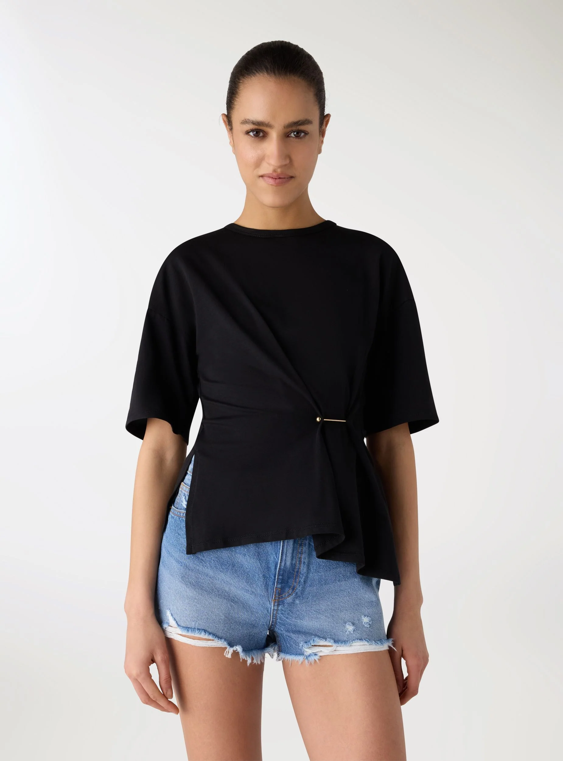 T-shirt con drappeggio e spilla - Image 4