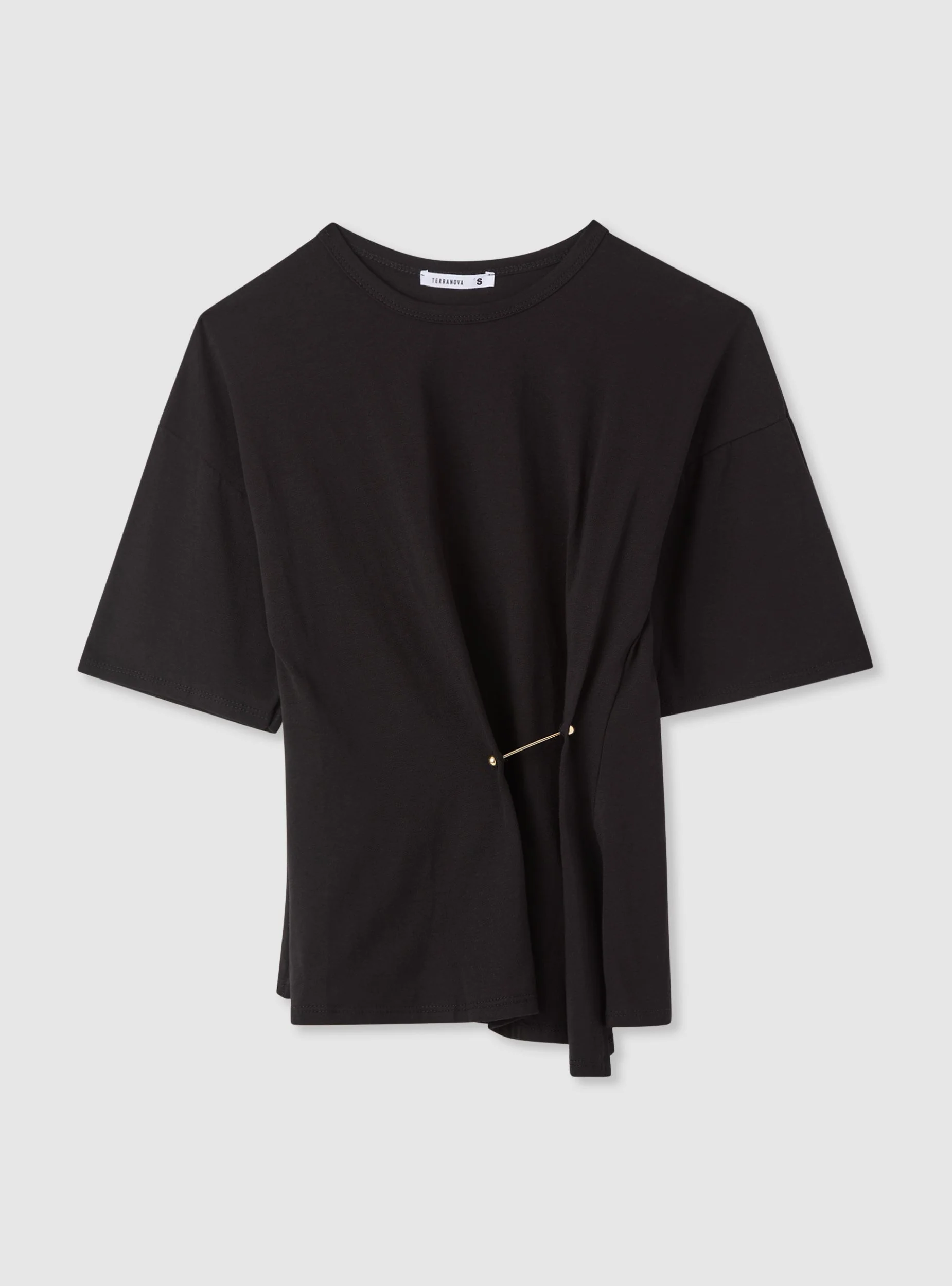 T-shirt con drappeggio e spilla - Image 6