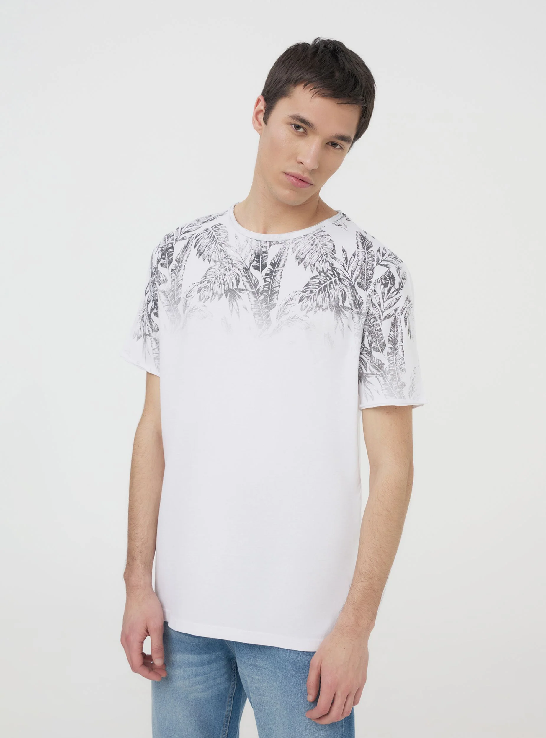 T-shirt con fantasia palme sulle spalle