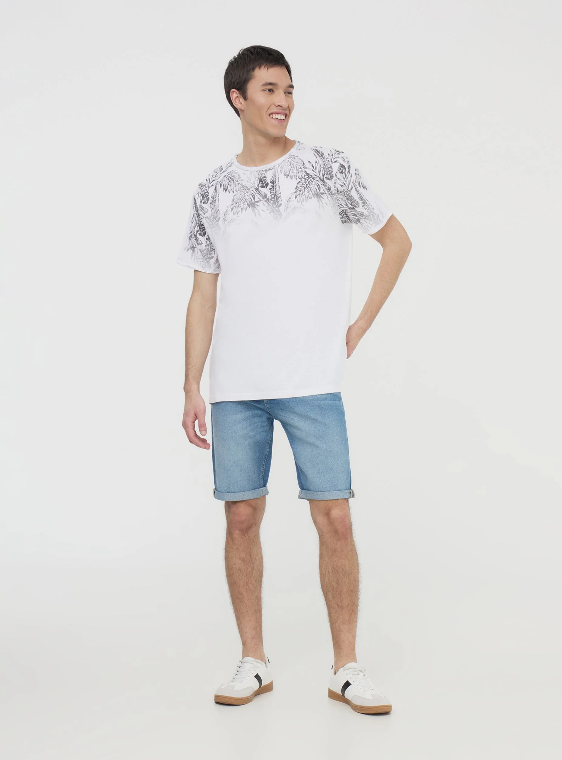 T-shirt con fantasia palme sulle spalle - Image 2