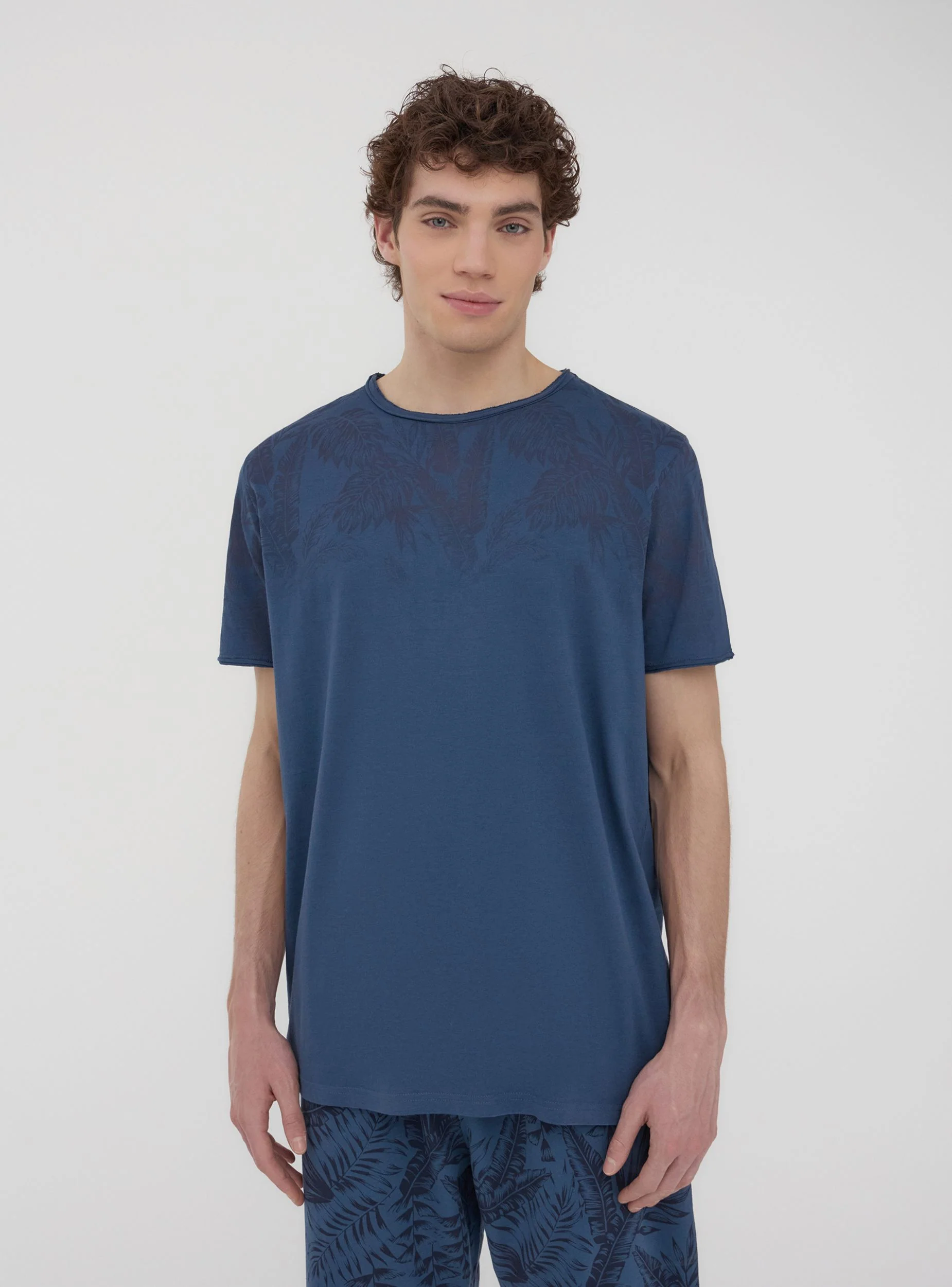 T-shirt con fantasia palme sulle spalle - Image 7
