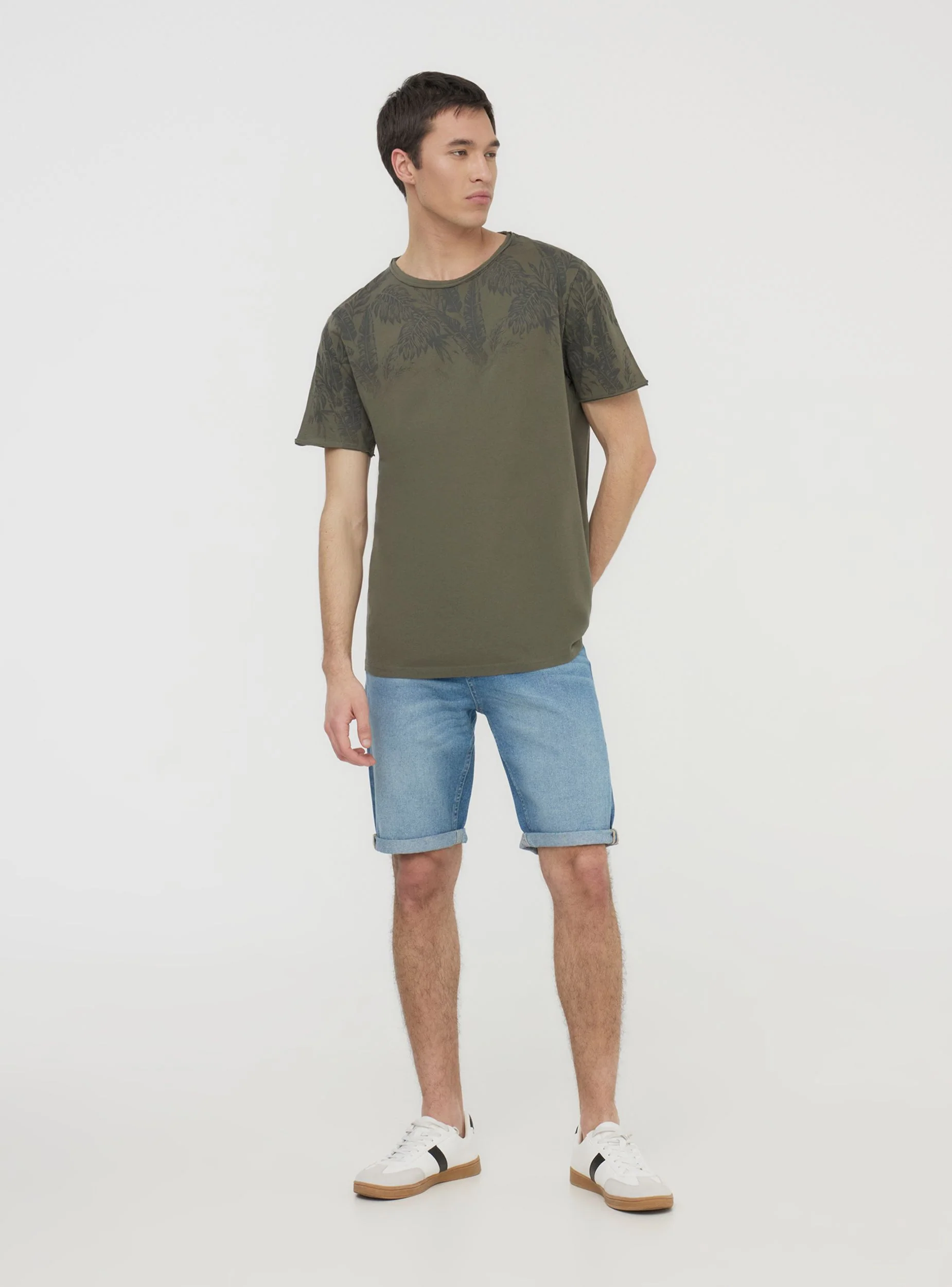 T-shirt con fantasia palme sulle spalle - Image 3