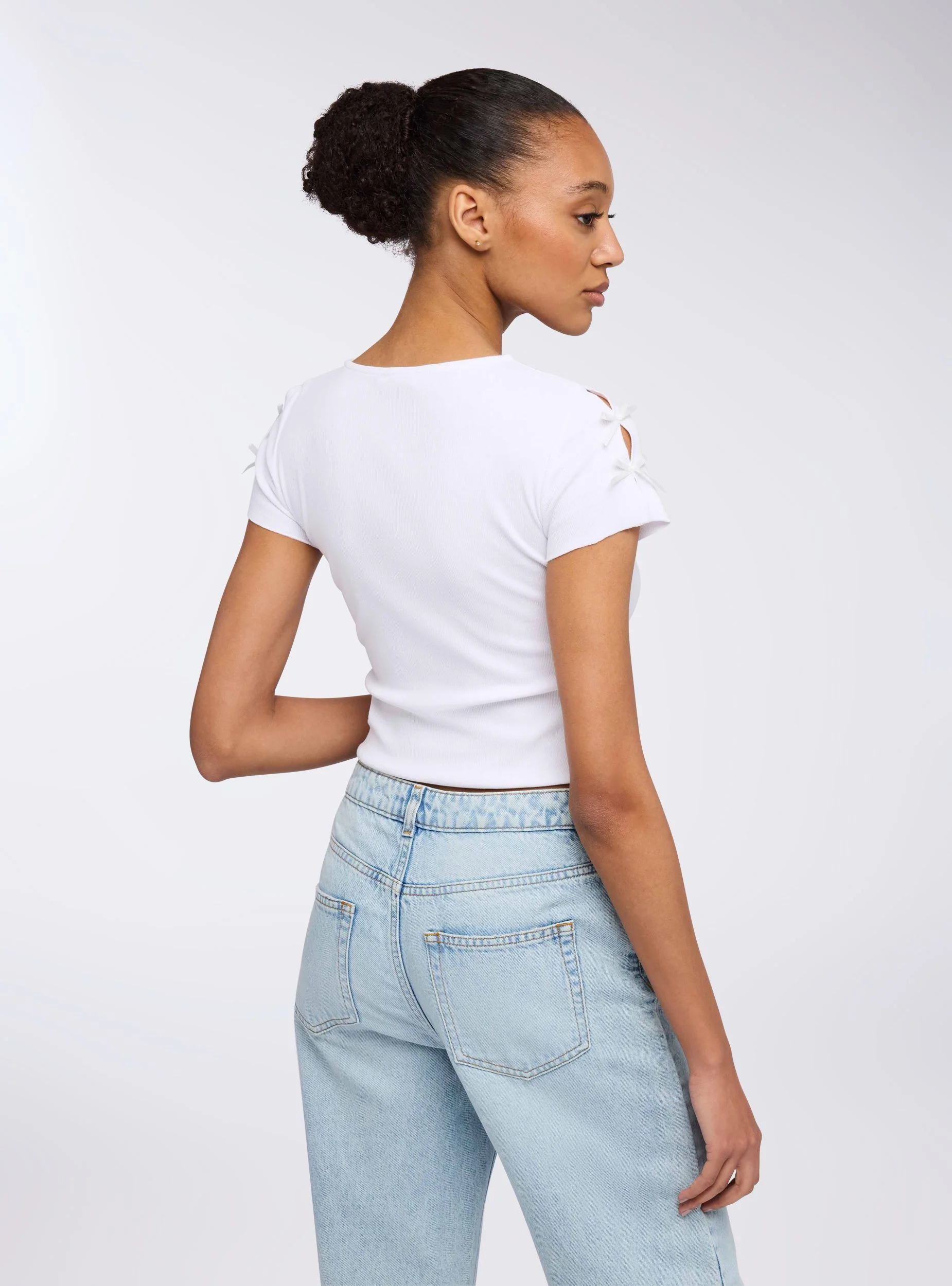 T-shirt con fiocchi sulle maniche