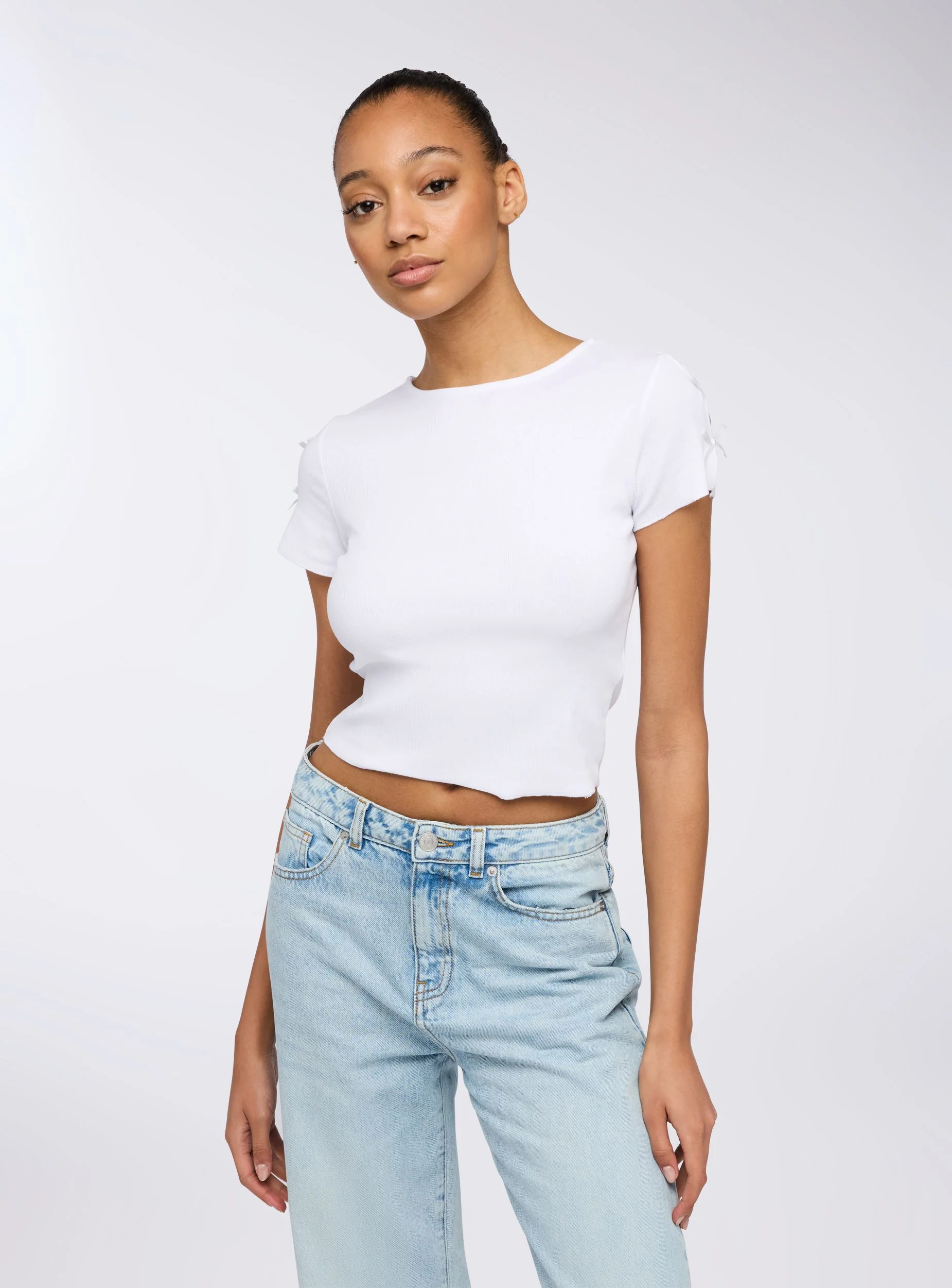 T-shirt con fiocchi sulle maniche - Image 2