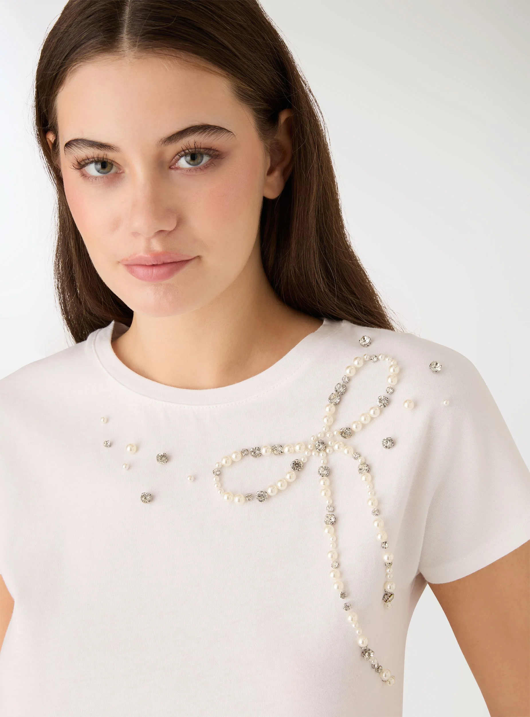 T-shirt con fiocco di perle e strass - Image 4