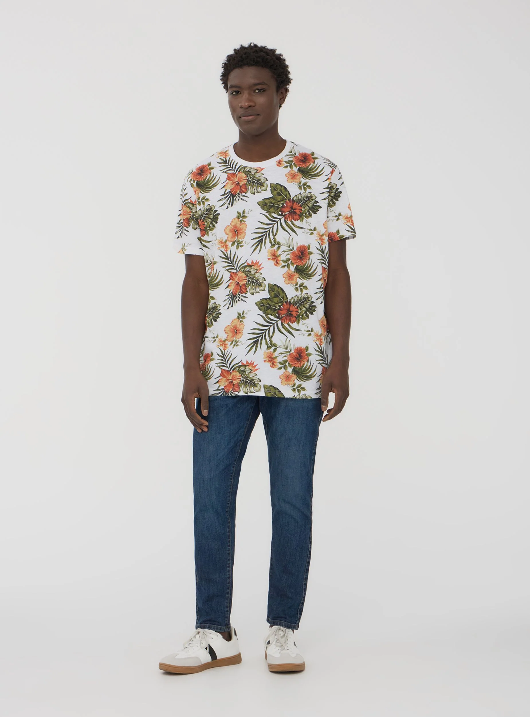 T-shirt con fiori colorati - Image 2