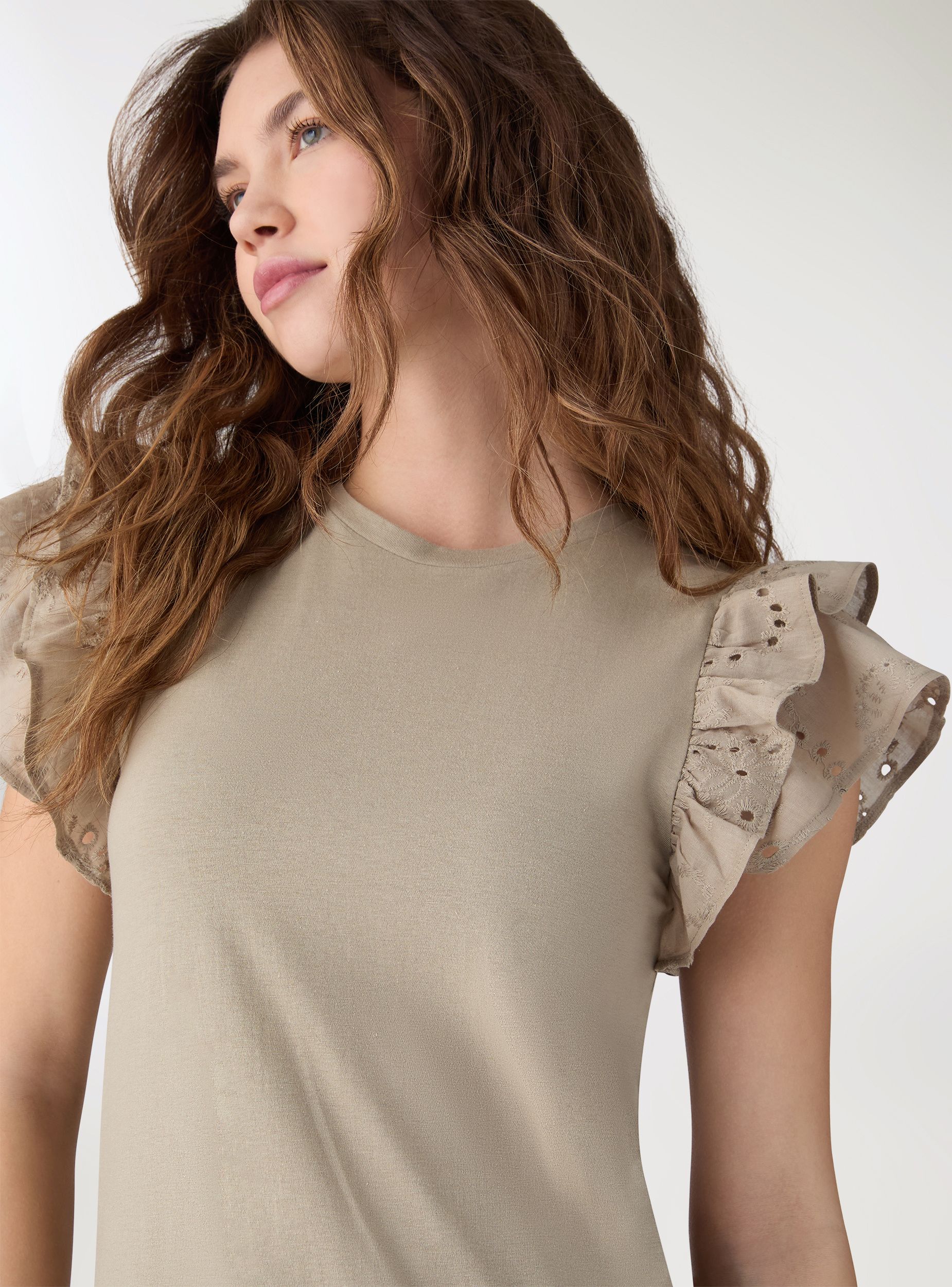 T-shirt con maniche a balze sangallo - Image 4
